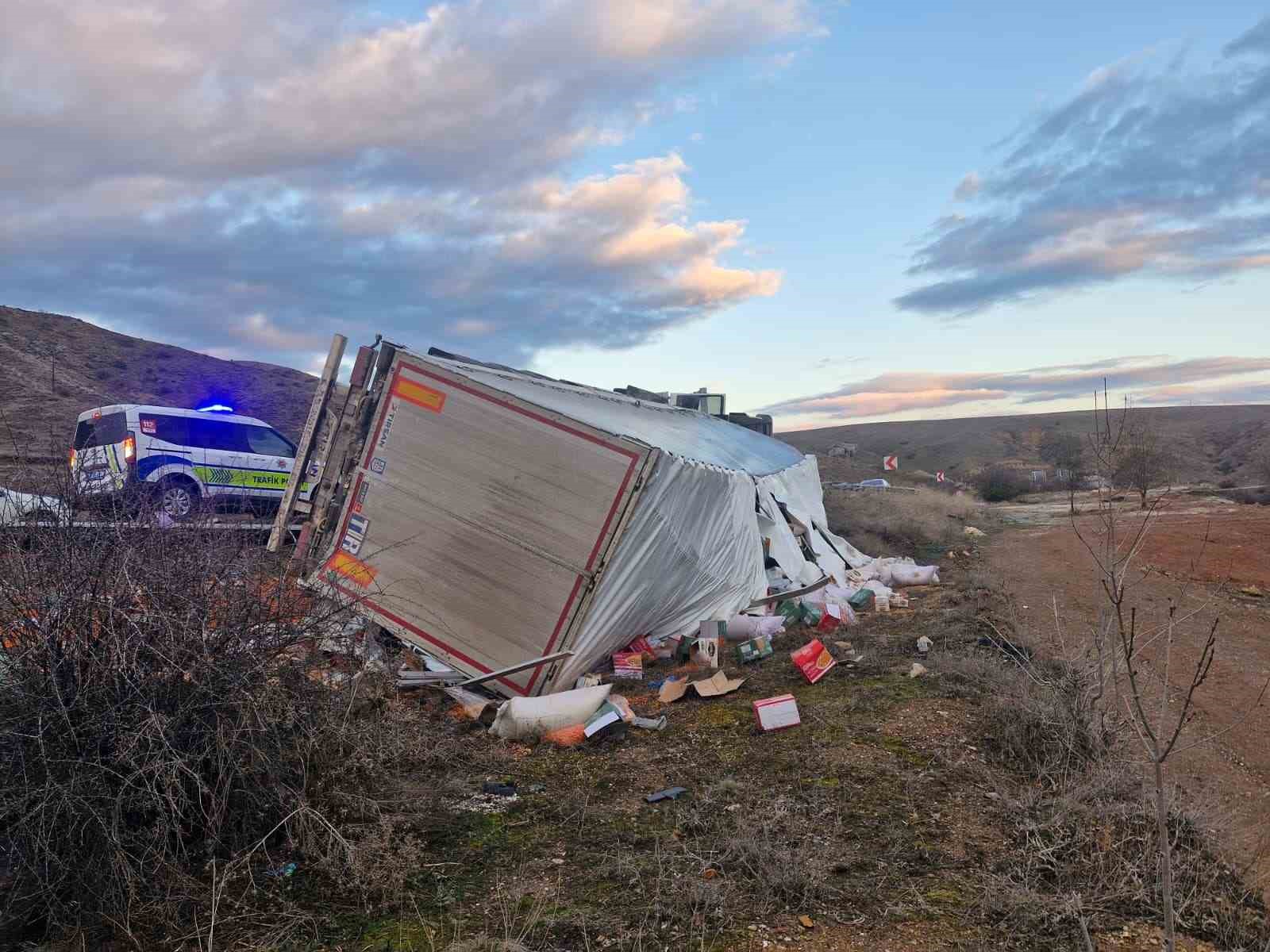 Tır şarampole devrildi, sürücü yara almadan kurtuldu
