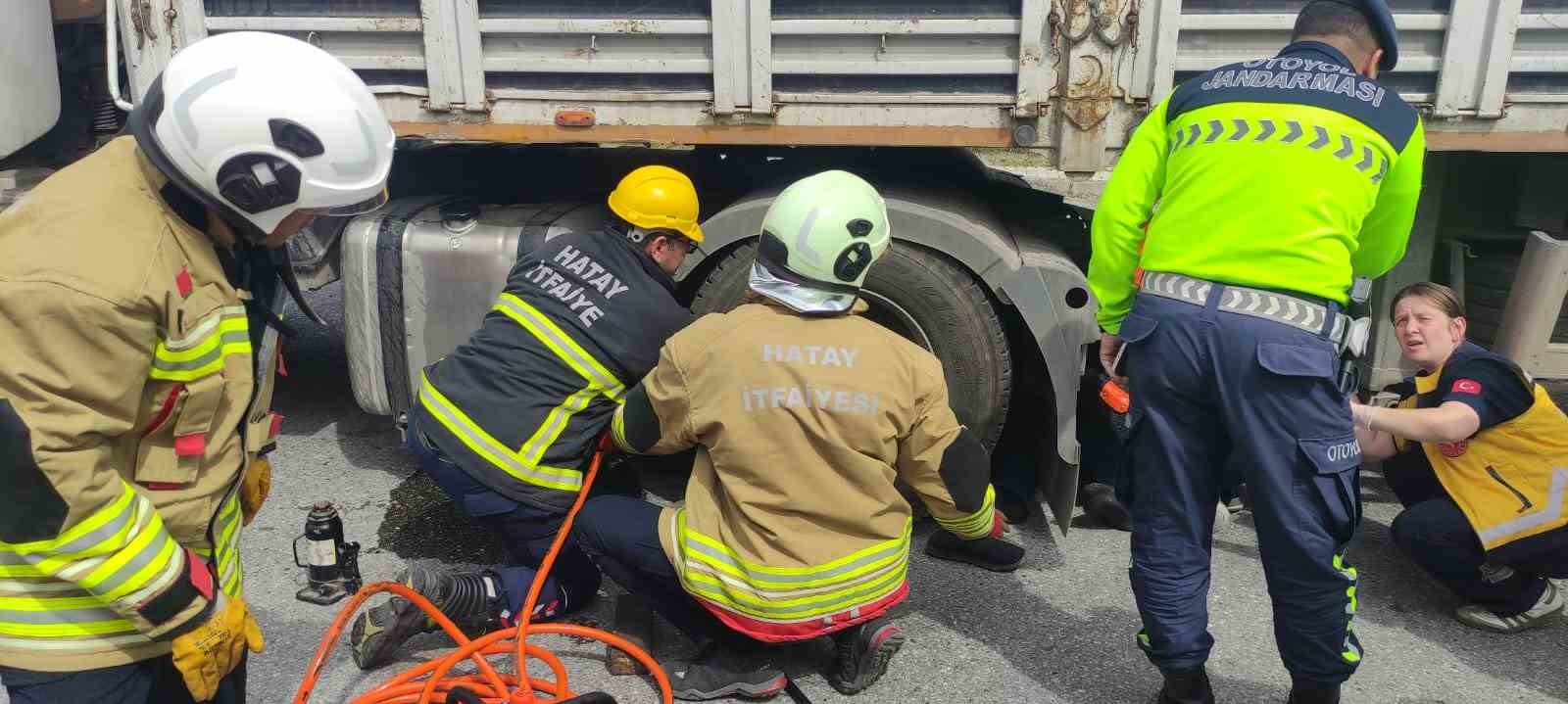 Tır şoförü, kendi tırını tamir ettiği esnada aracın hareket etmesiyle ezilerek can verdi
