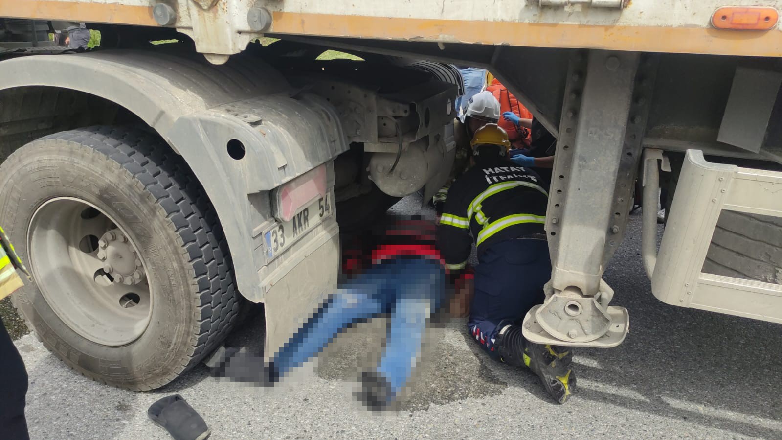 Tır şoförü, kendi tırını tamir ettiği esnada aracın hareket etmesiyle ezilerek can verdi

