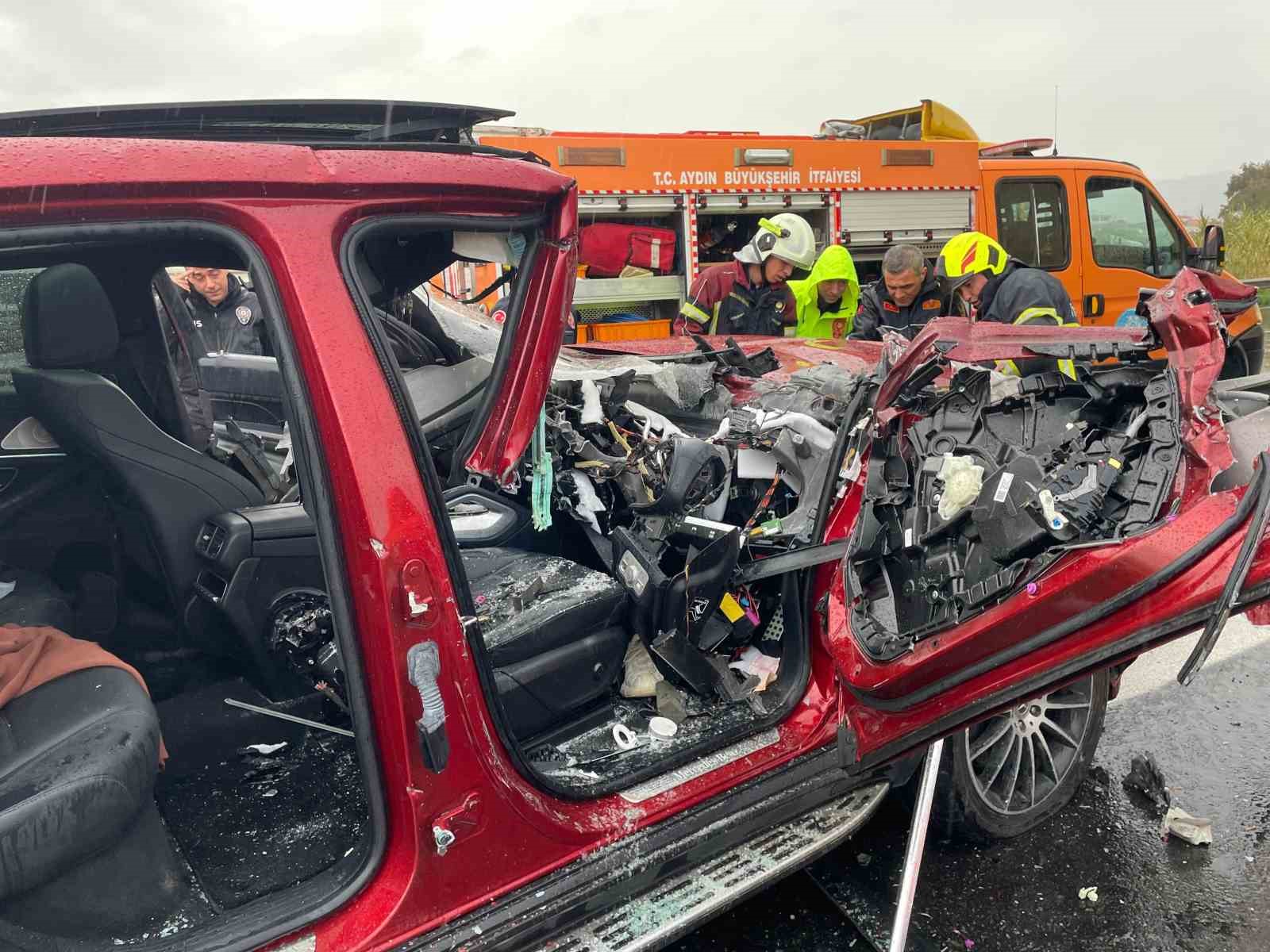 Tıra arkadan çarpan lüks otomobil hurdaya döndü: 2 yaralı
