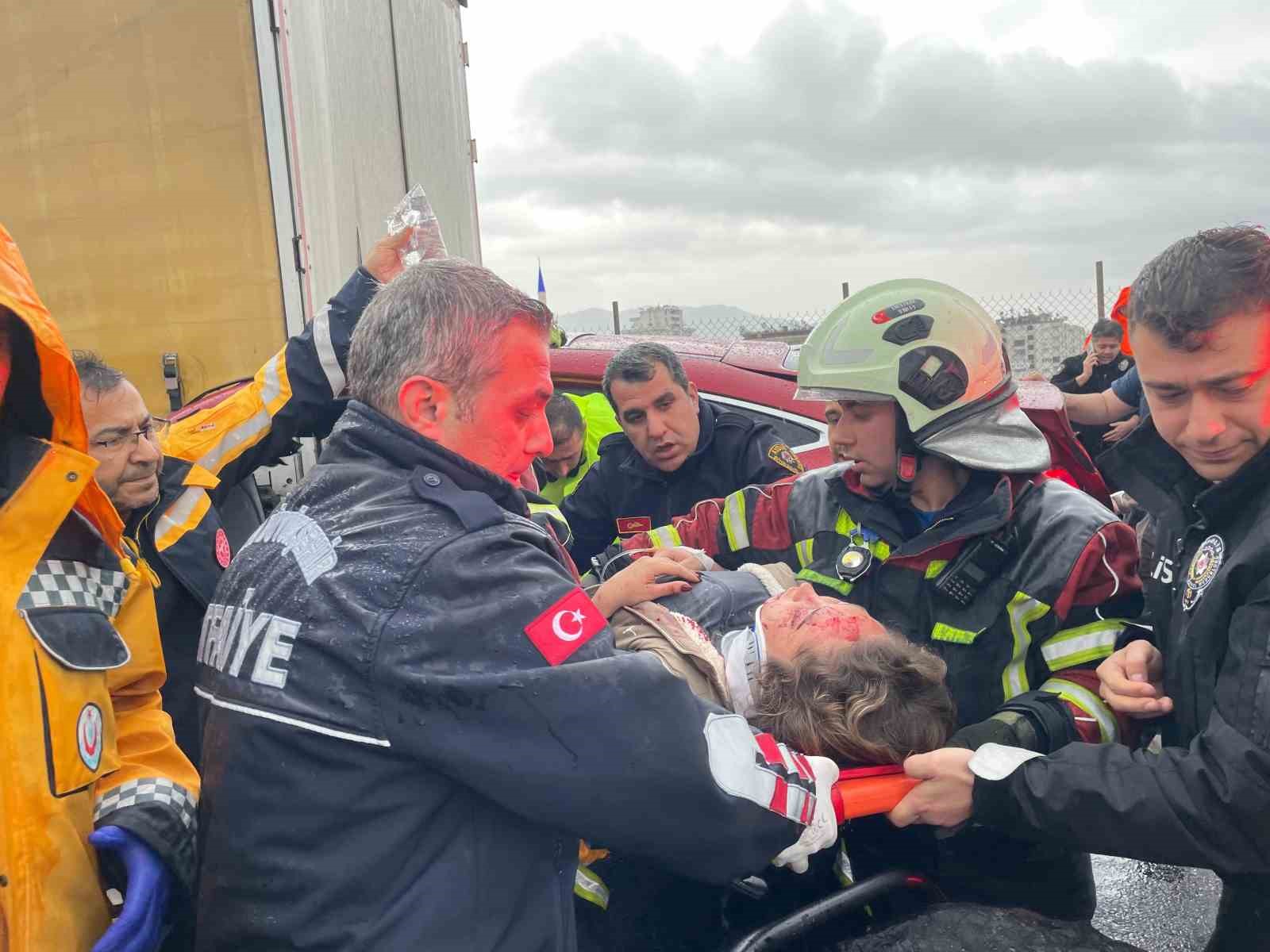 Tıra arkadan çarpan lüks otomobil hurdaya döndü: 2 yaralı
