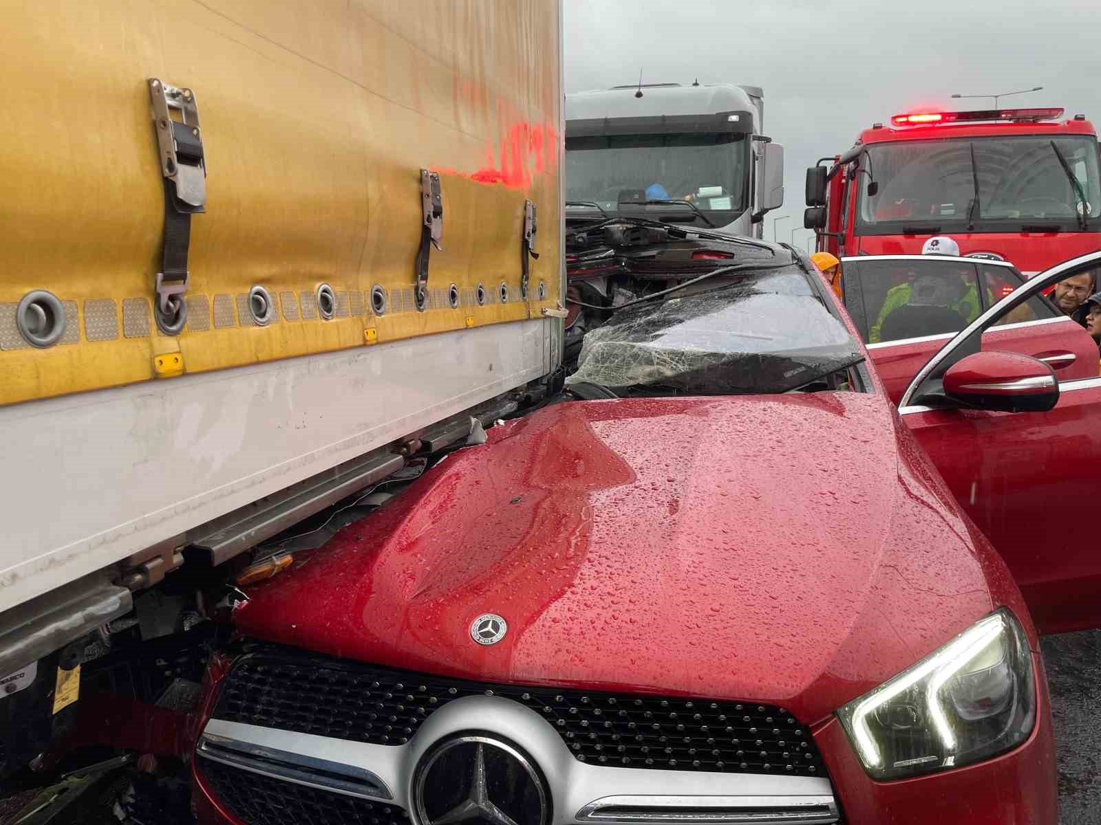 Tıra arkadan çarpan lüks otomobil hurdaya döndü: 2 yaralı
