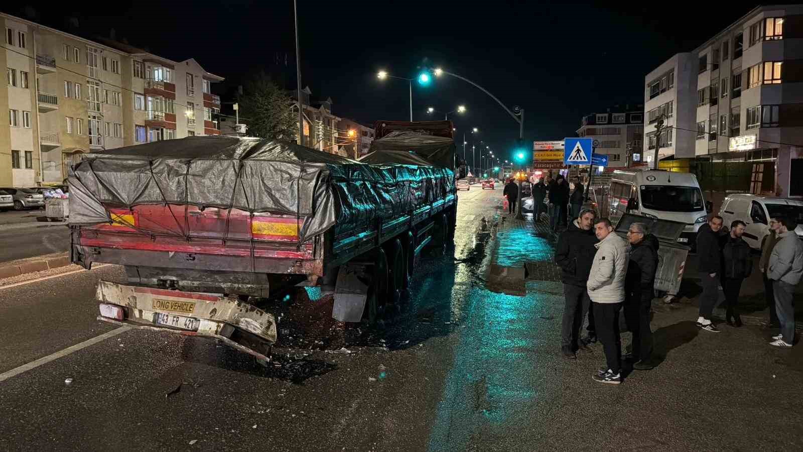 Tıra arkadan çarpan otomobilin sürücüsü yaralandı
