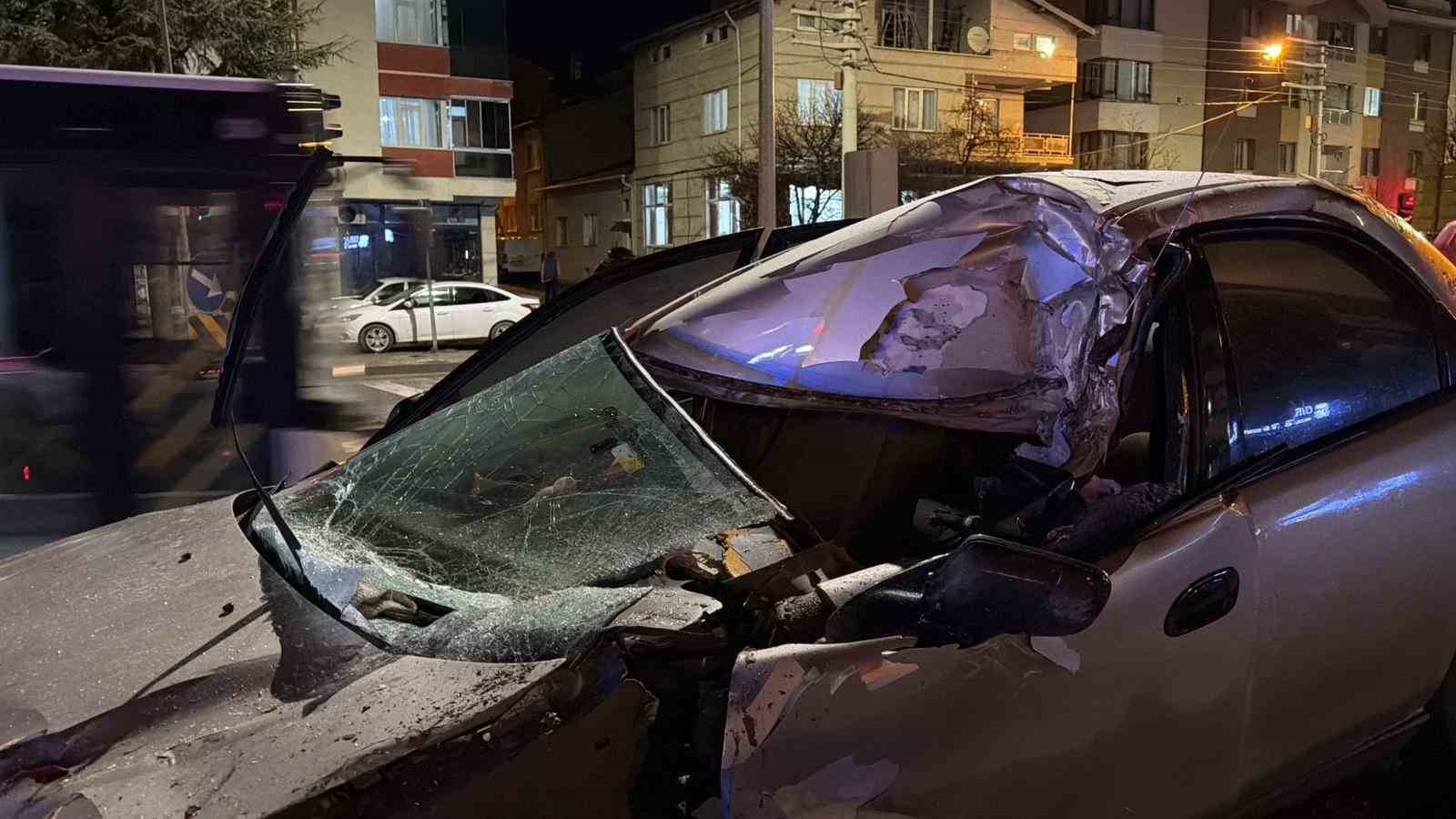 Tıra arkadan çarpan otomobilin sürücüsü yaralandı
