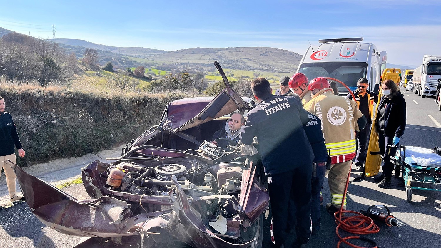 Tıra çarpan otomobil hurdaya döndü: Sürücü şans eseri kurtuldu
