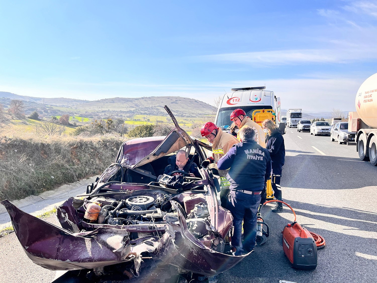 Tıra çarpan otomobil hurdaya döndü: Sürücü şans eseri kurtuldu
