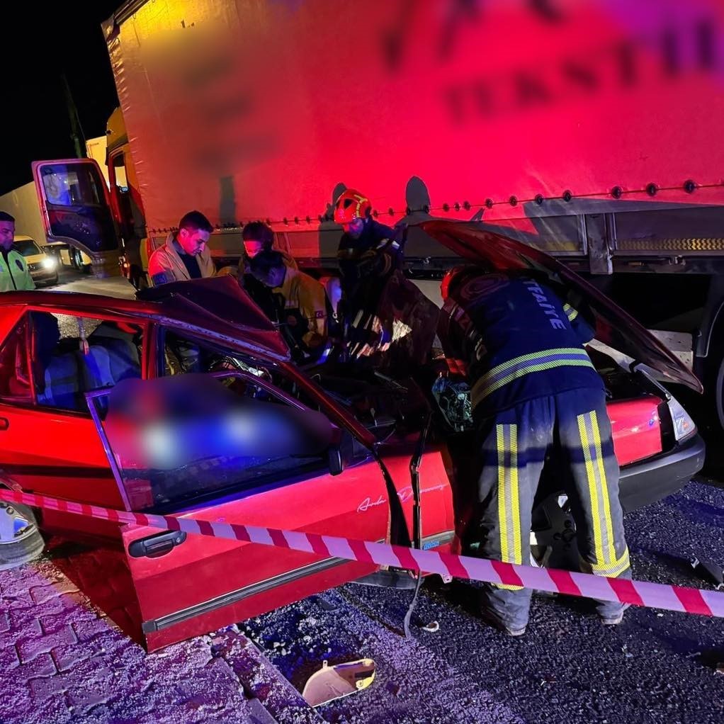 Tıra yandan çarpan otomobilde 1 kişi öldü, 1 kişi ağır yaralandı
