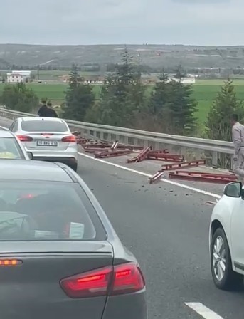 Tırda yüklü olan profil demirler yola savruldu, arkadaki araç zarar gördü
