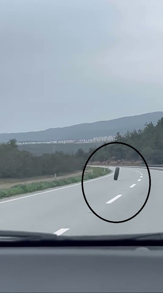 Tırdan fırlayan lastik otobanda yüzlerce metre ilerledi
