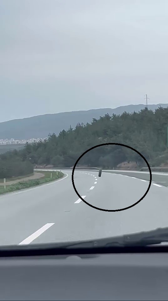 Tırdan fırlayan lastik otobanda yüzlerce metre ilerledi
