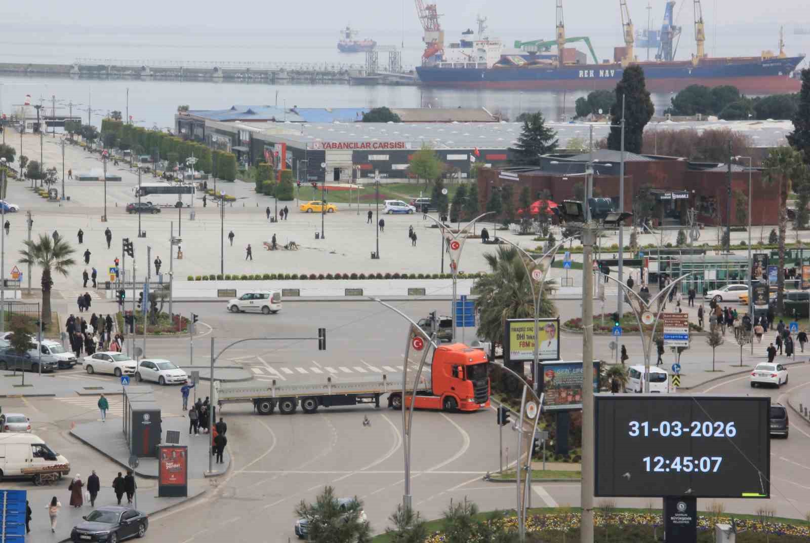 Tırdan trafiği tehlikeye düşüren hareket
