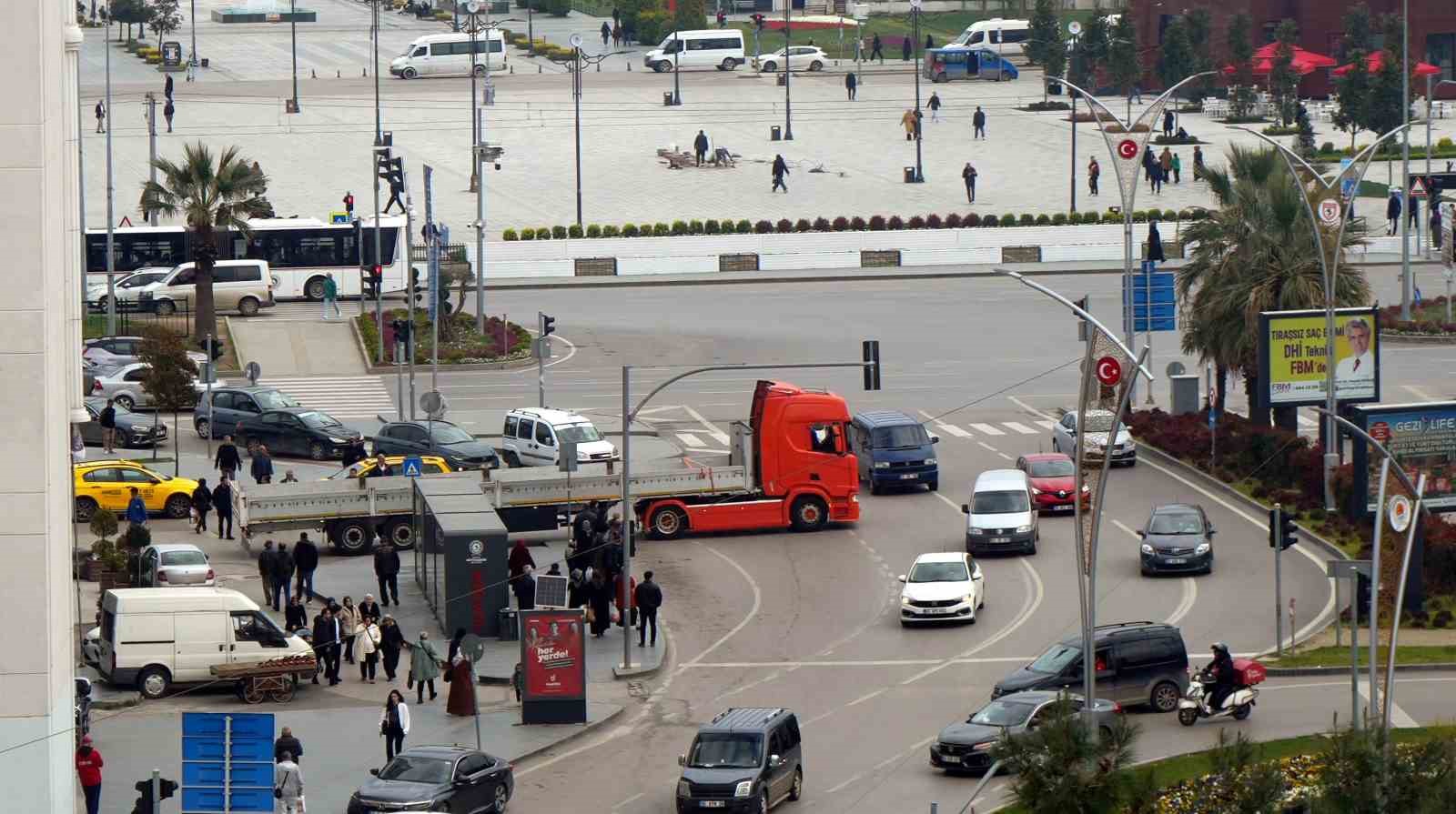 Tırdan trafiği tehlikeye düşüren hareket
