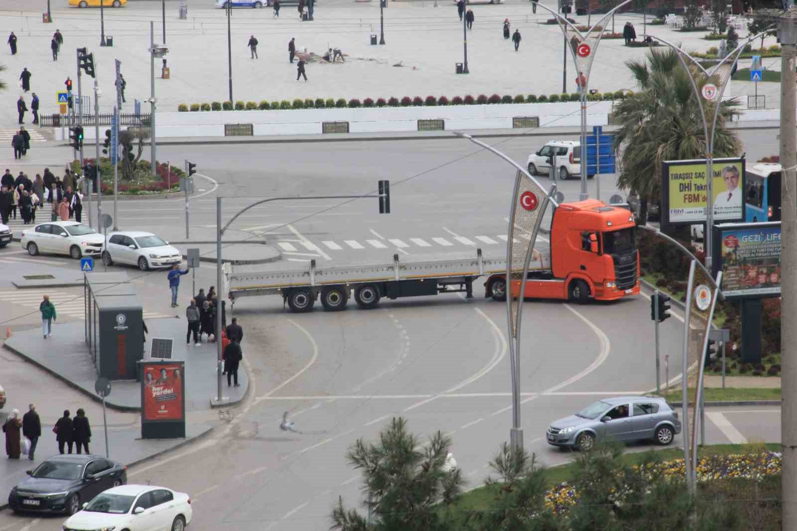 Tırdan trafiği tehlikeye düşüren hareket
