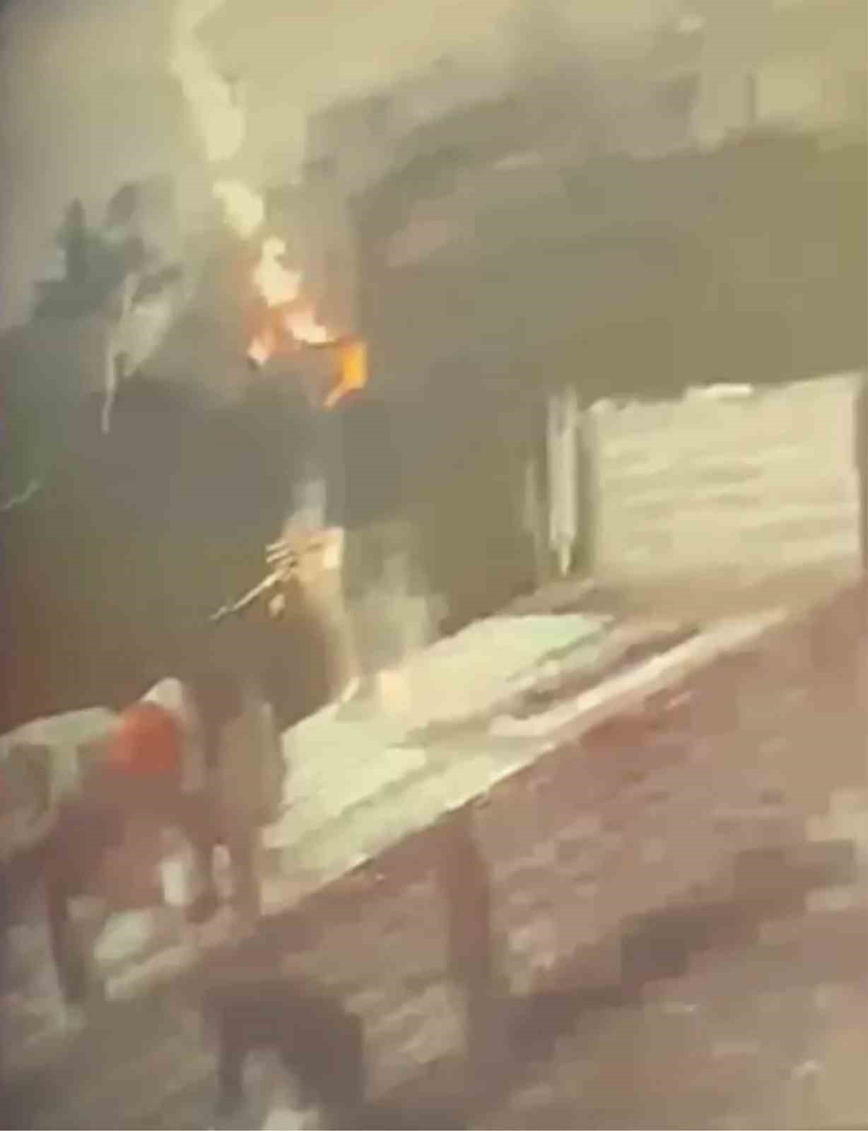 Tırdan yük indiren şahsa yıldırım isabet ettiği anlar kamerada
