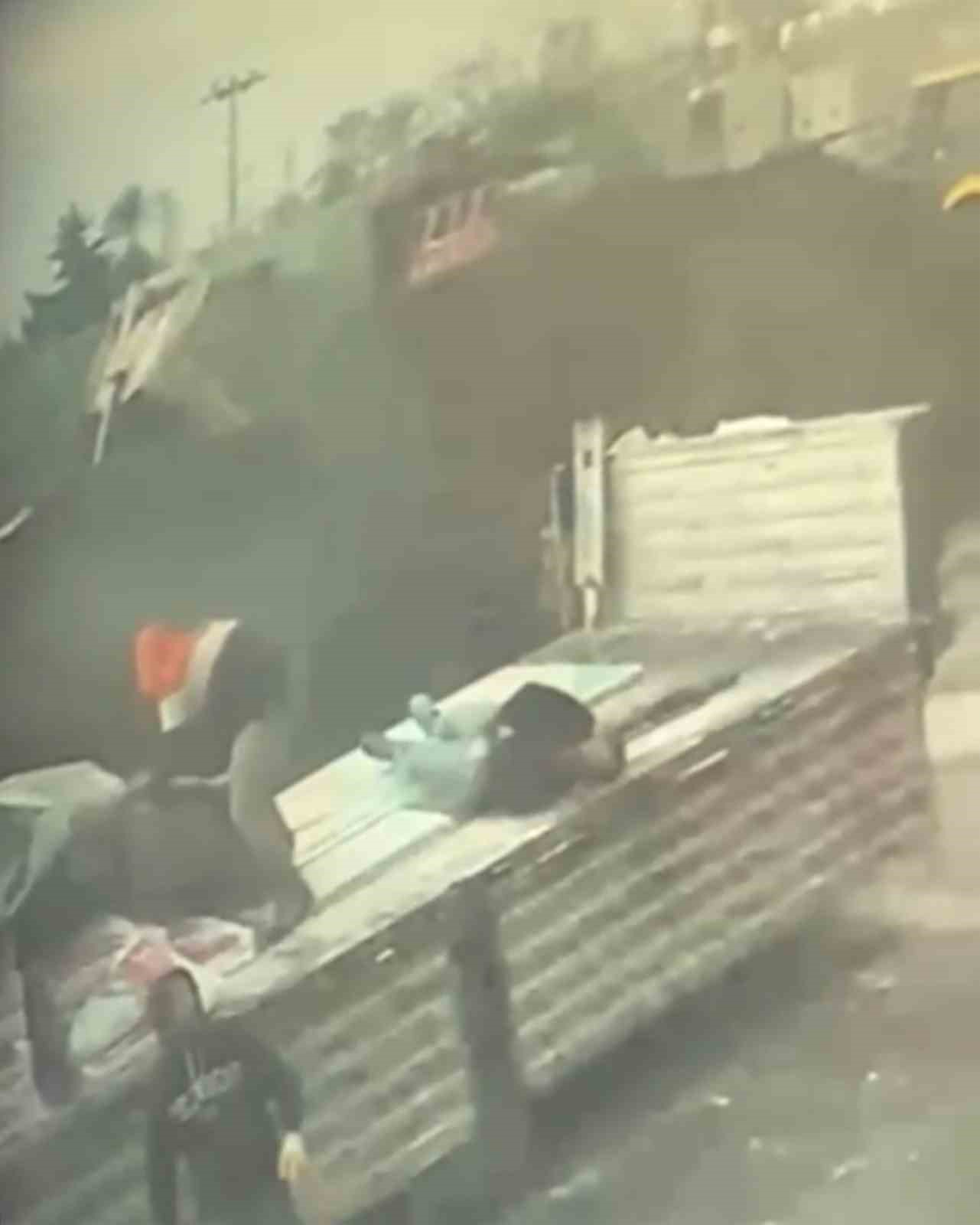 Tırdan yük indiren şahsa yıldırım isabet ettiği anlar kamerada
