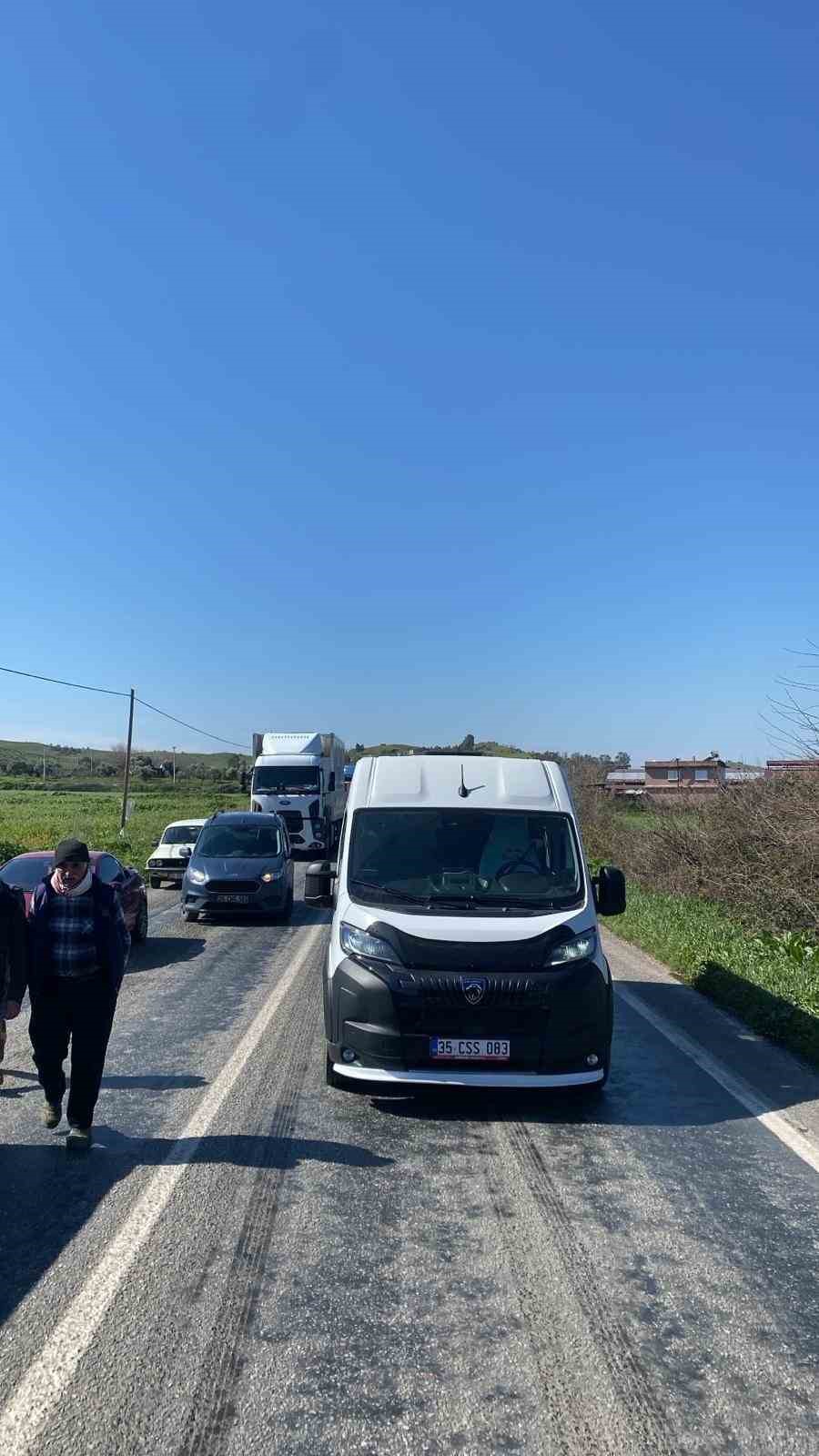 Tire’de hatalı sollama yapan otomobil kamyona çarptı
