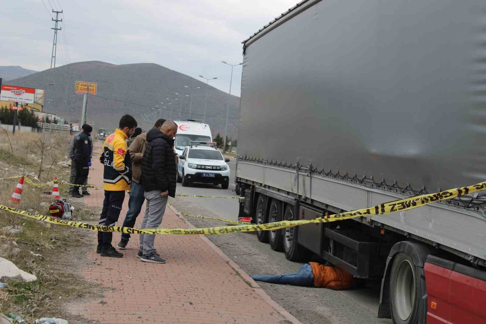Tırın altında ölü bulundu
