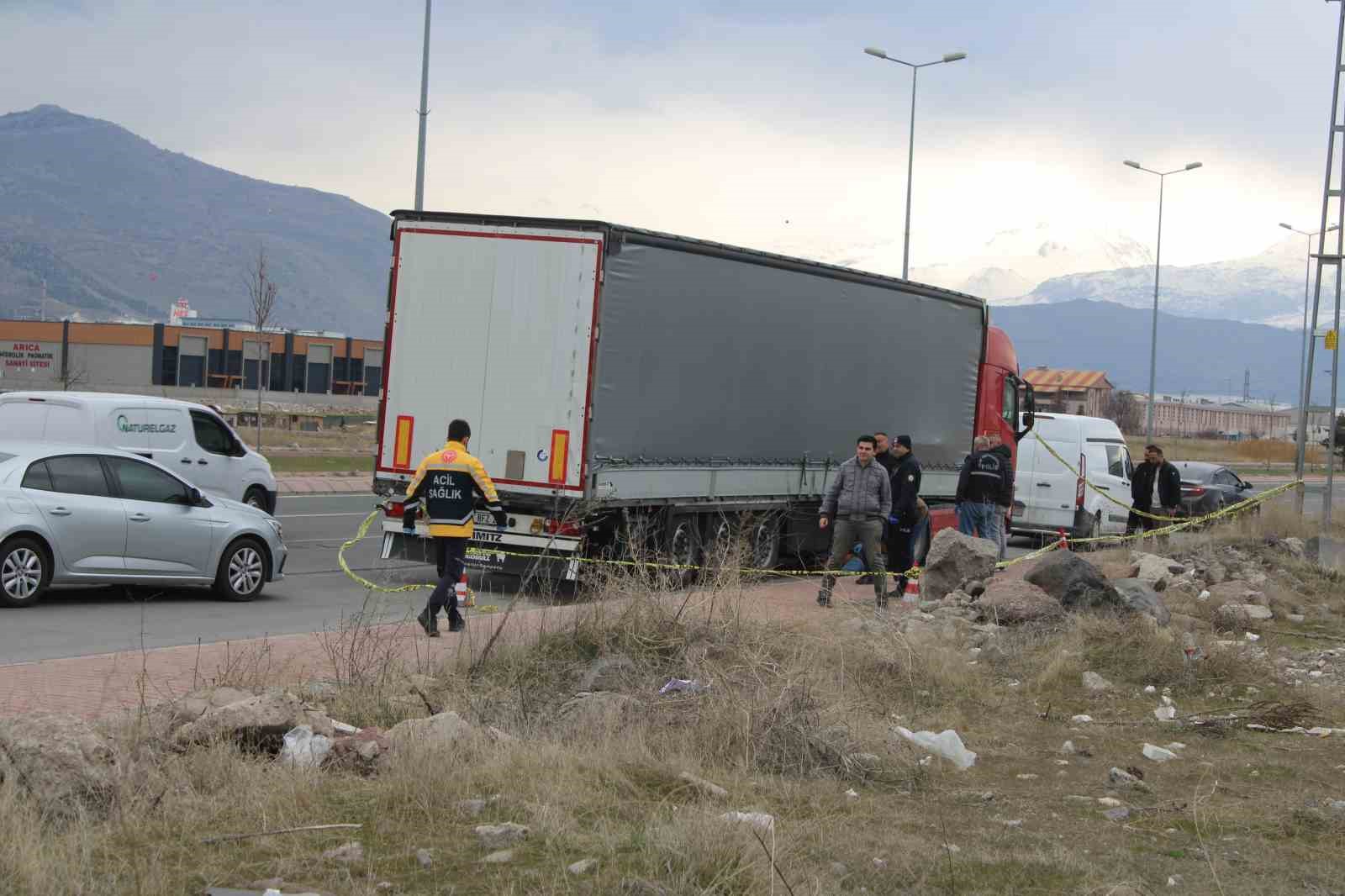 Tırın altında ölü bulundu
