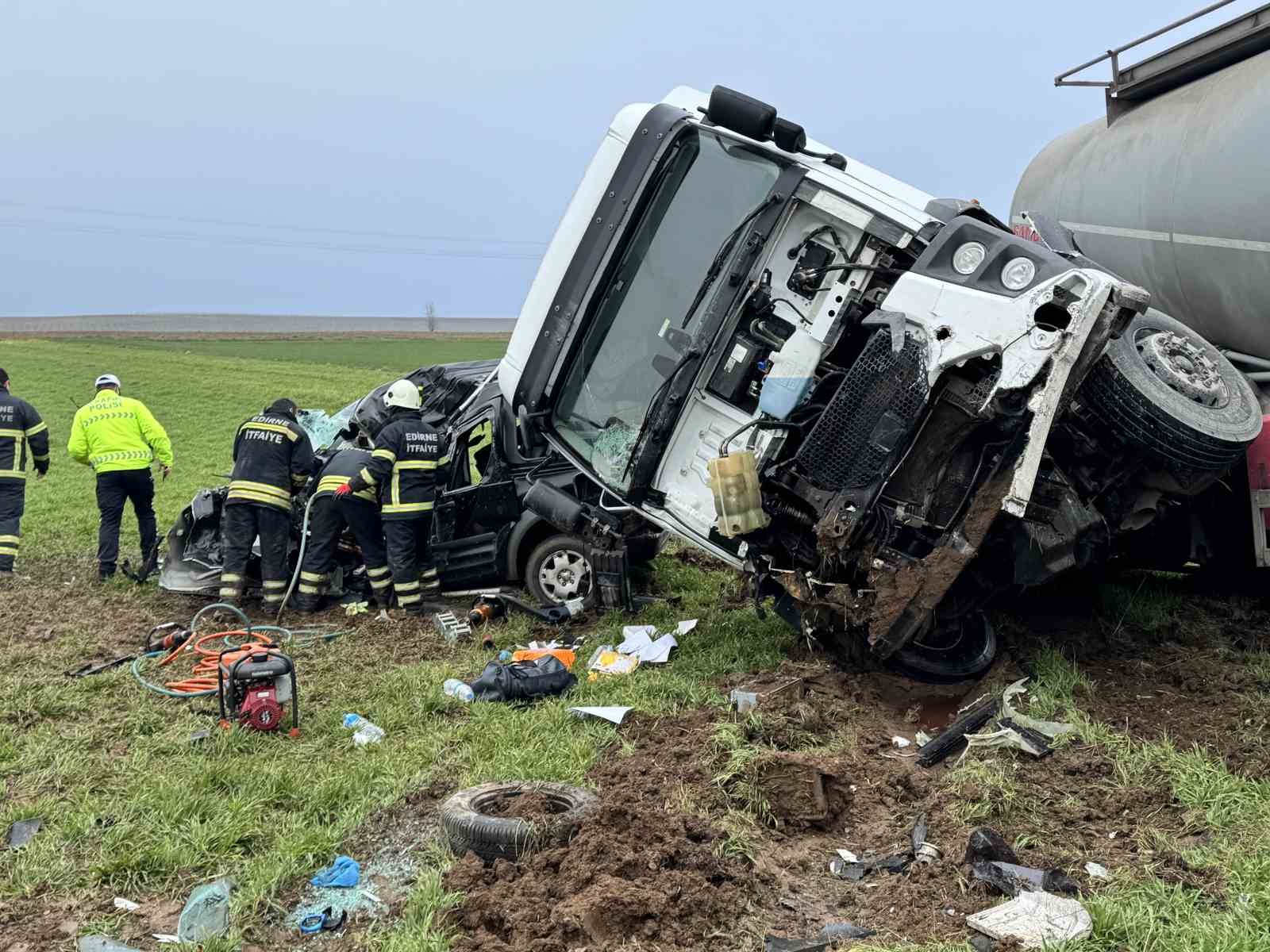 Tırın biçip hurdaya çevirdiği otomobilin sürücüsü öldü
