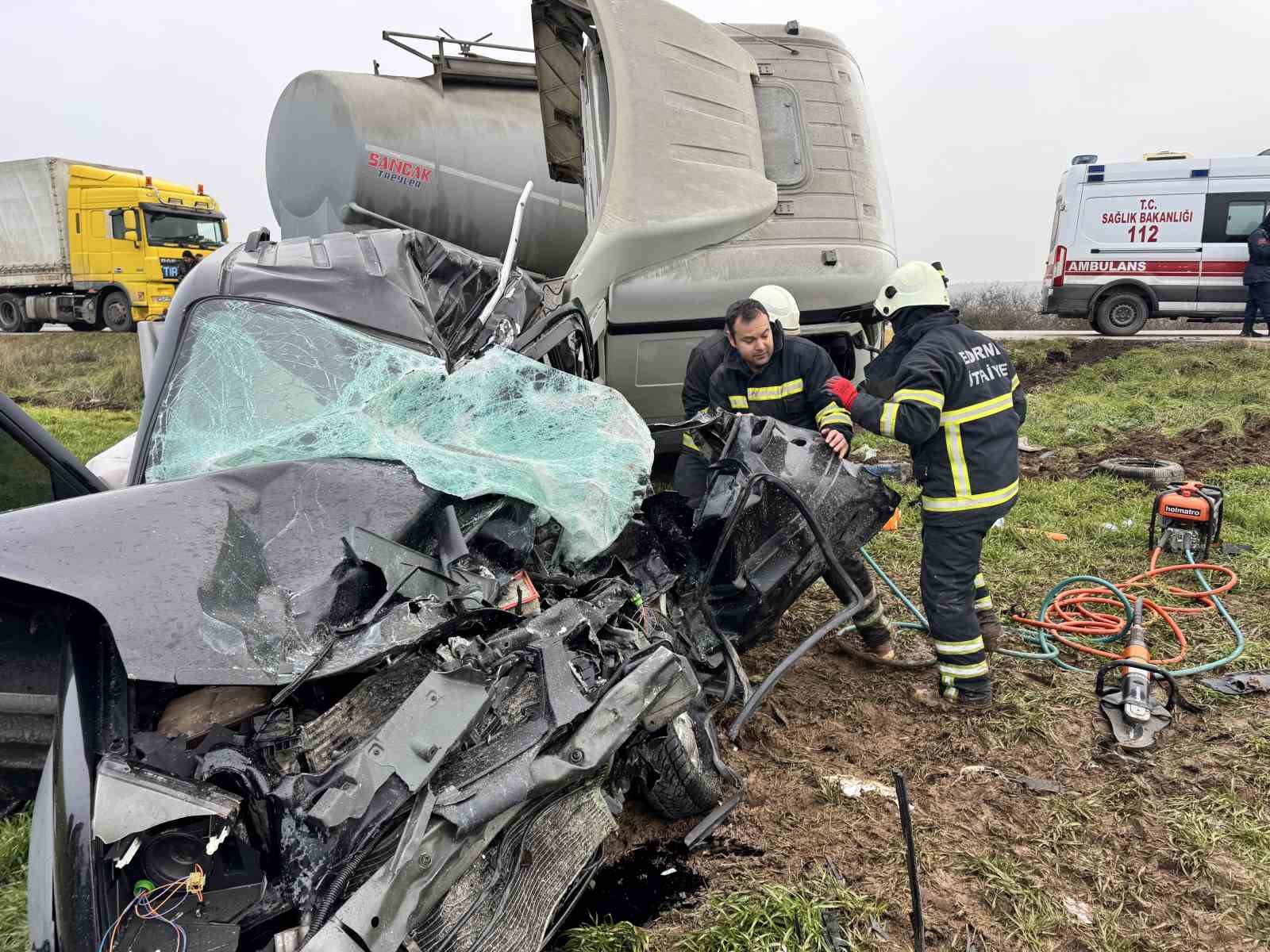 Tırın biçip hurdaya çevirdiği otomobilin sürücüsü öldü
