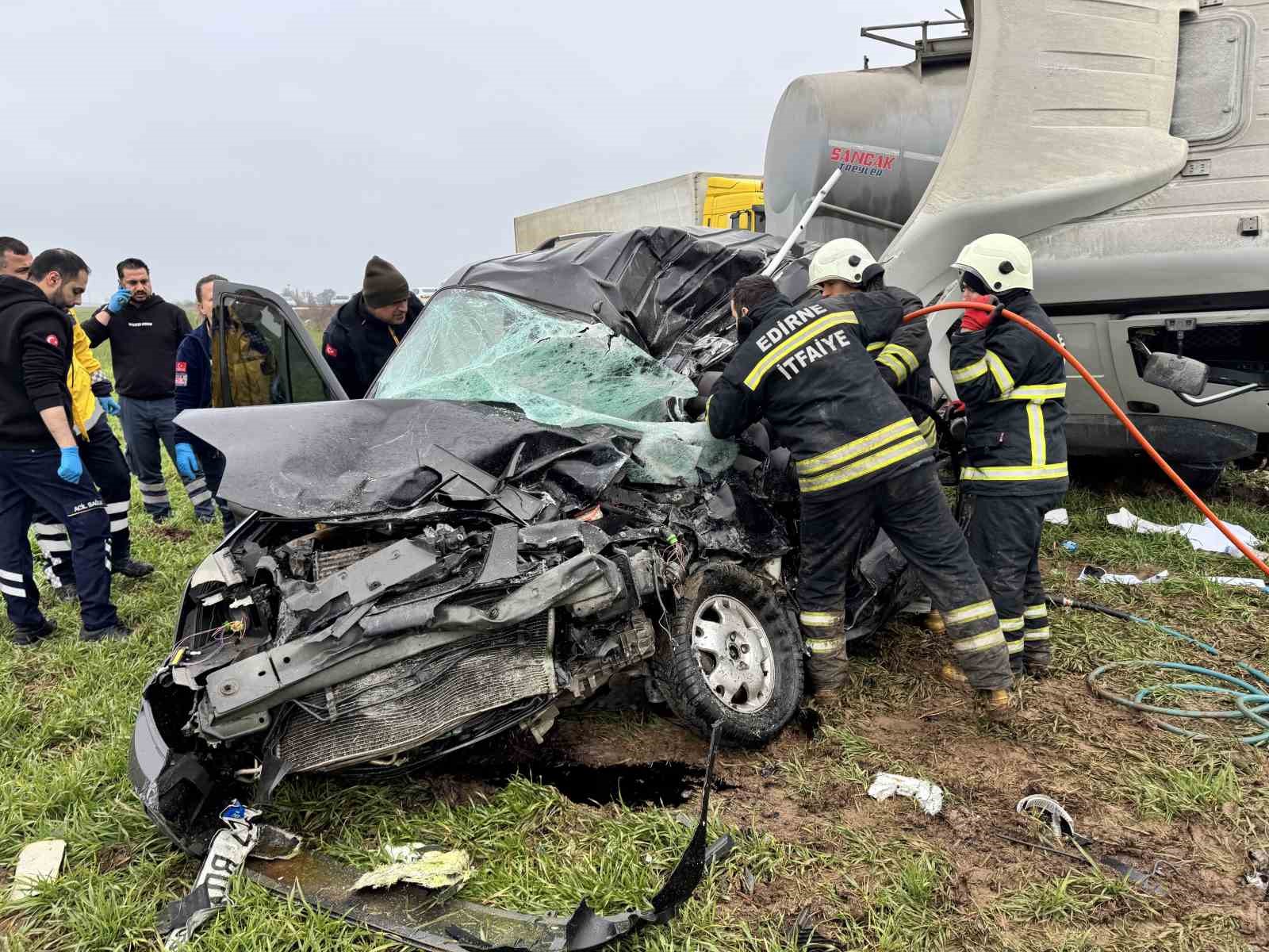 Tırın biçip hurdaya çevirdiği otomobilin sürücüsü öldü
