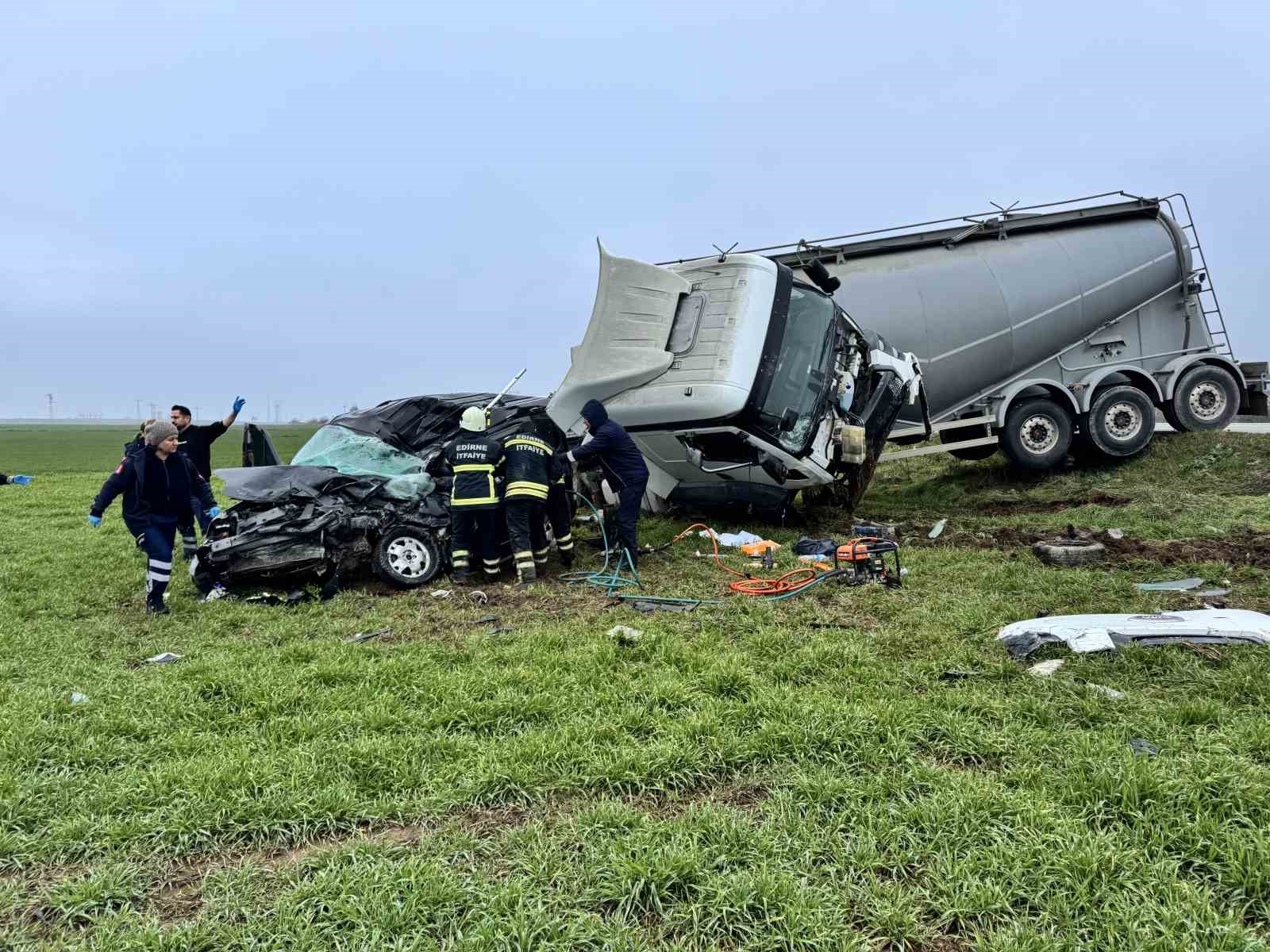 Tırın biçip hurdaya çevirdiği otomobilin sürücüsü öldü
