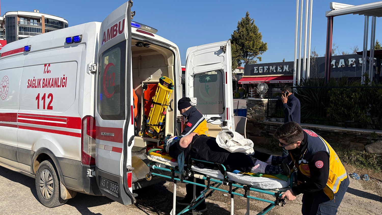 Tırın çarptığı hafif ticari araçta 3 kişi yaralandı
