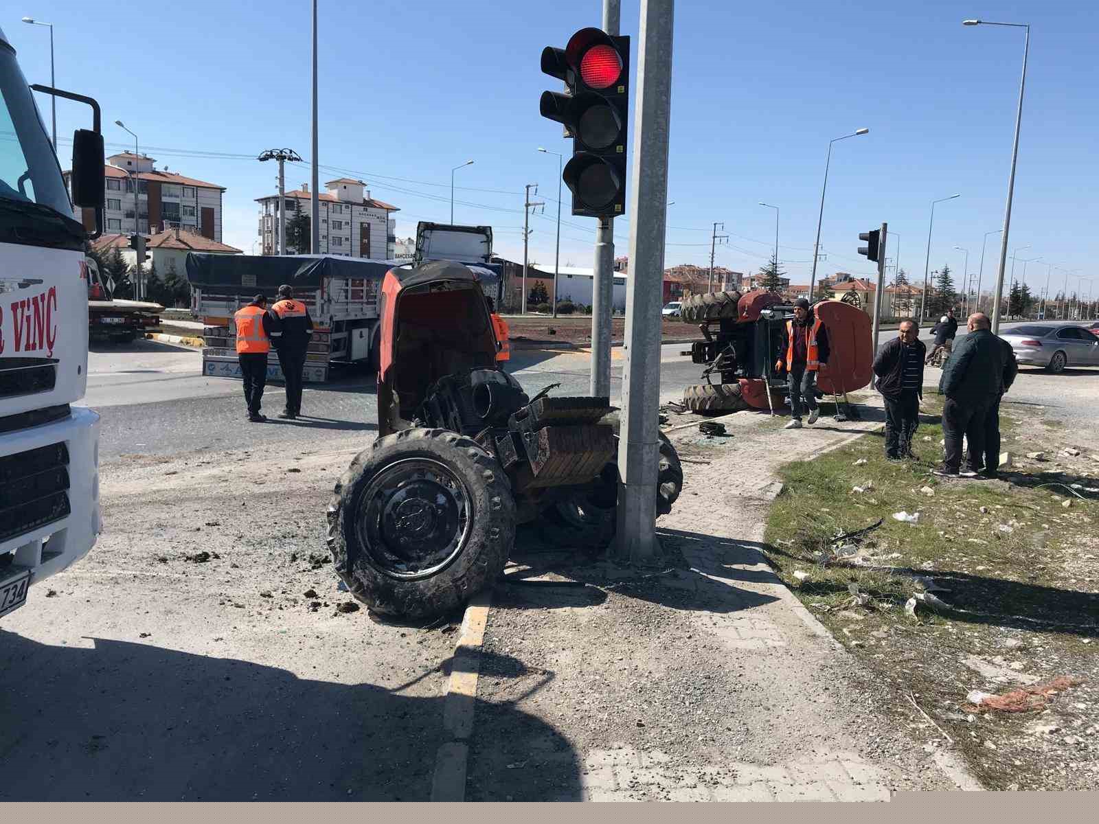Tırın çarptığı traktör ikiye bölündü, sürücüsü yaralı kurtuldu
