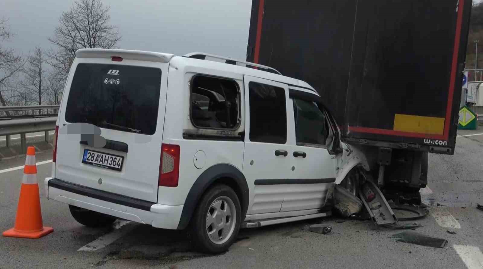 Tırın dorsesine çarpan hafif ticari araç hurdaya döndü: 2 yaralı

