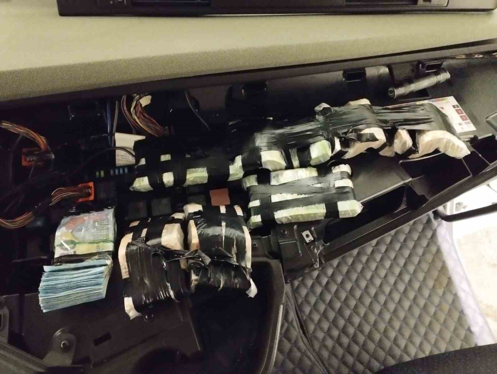 Tırın gösterge paneline gizlenen 101 bin 900 euro komşuya kaldı
