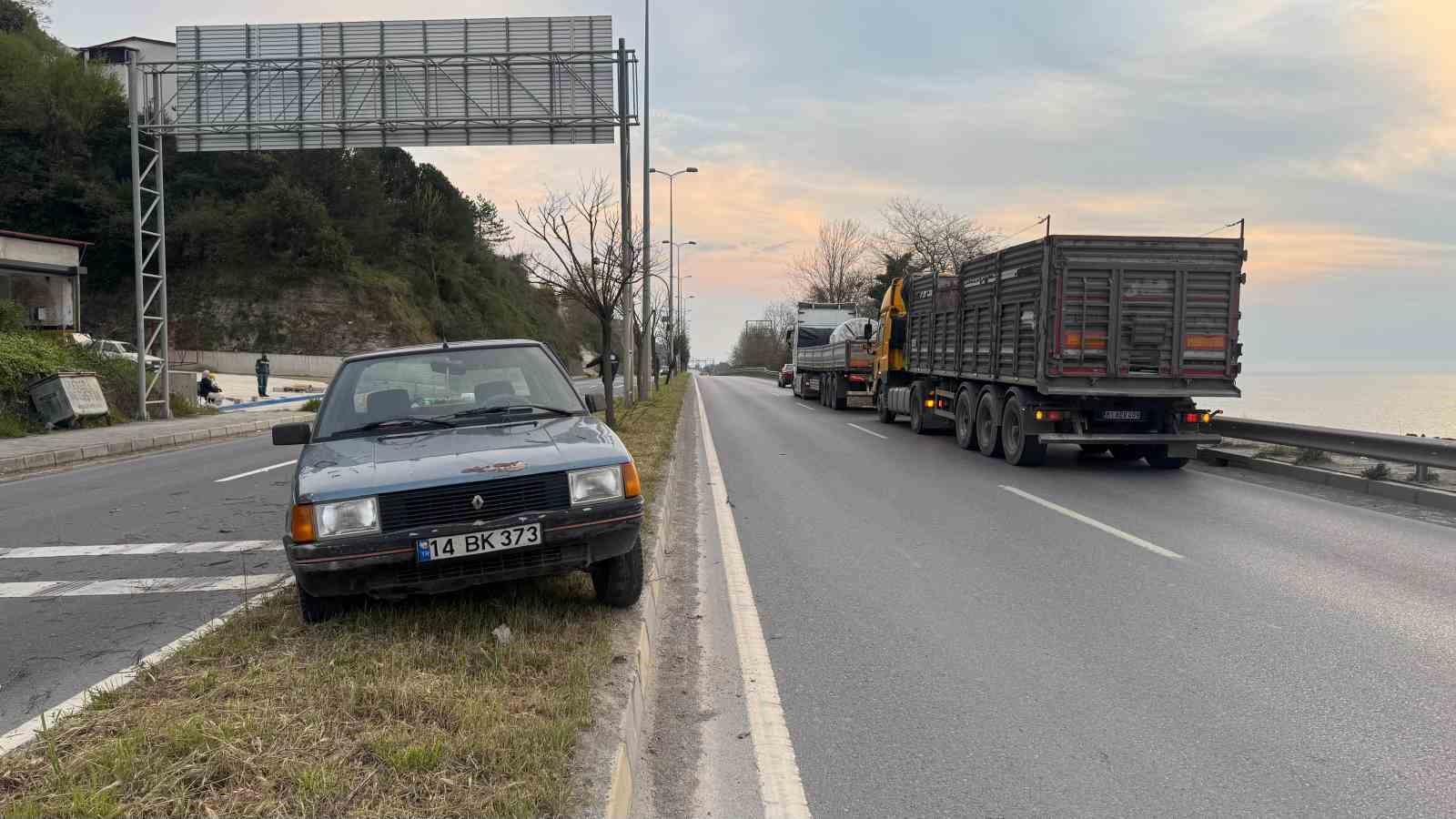 Tırın kör noktasına giren otomobil refüje çıktı
