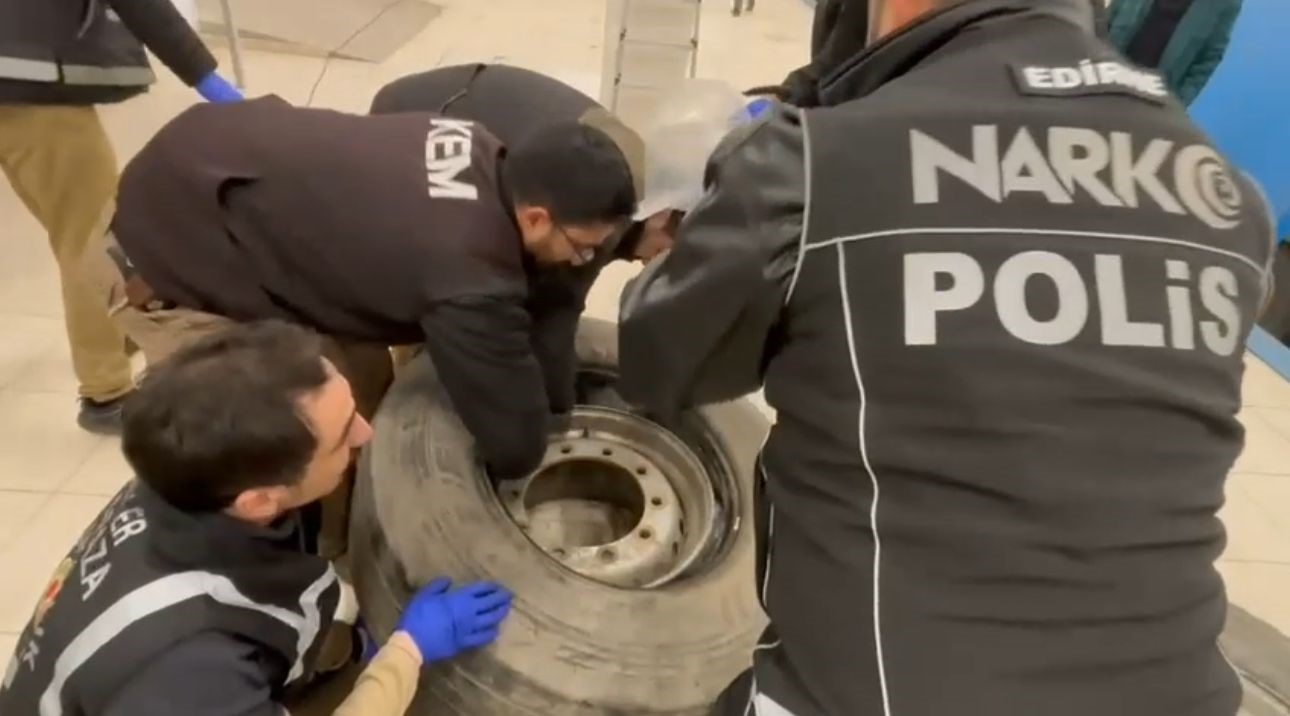 Tırın lastiğinden 22,5 kilogram uyuşturucu çıktı
