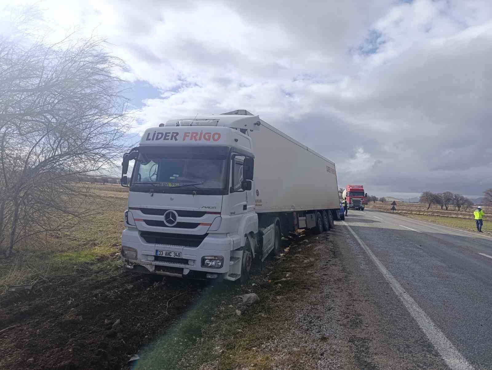 Tırla çarpışan otomobilde 5 kişi yaralandı
