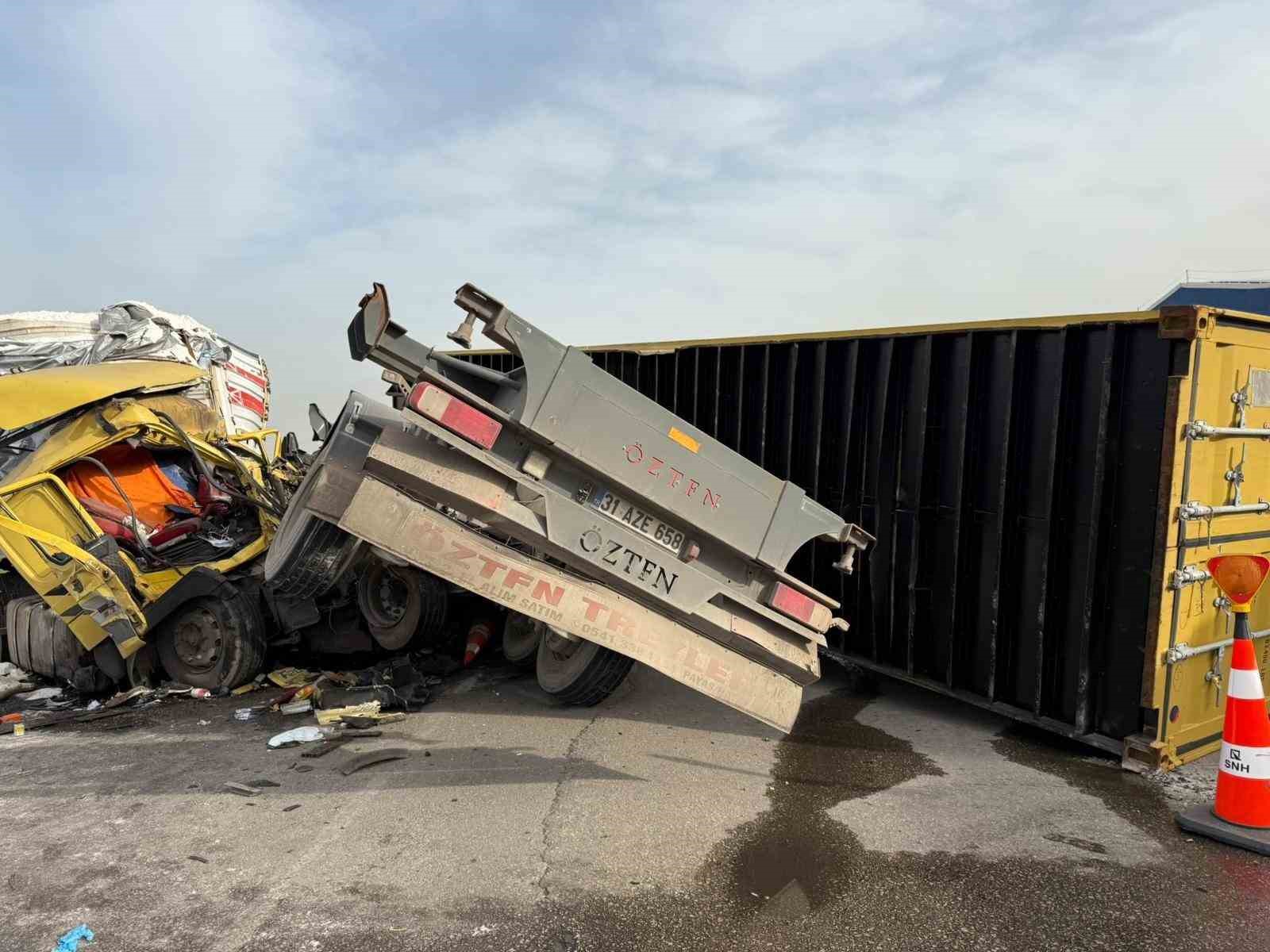 Tırların çarpıştığı feci kaza kamerada
