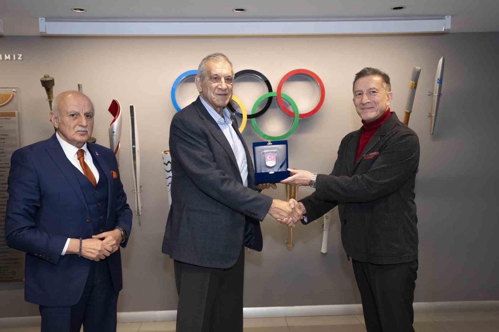 TMOK Anma ve Onurlandırma Komisyonu’ndan, Jülide Sonat’a ödül
