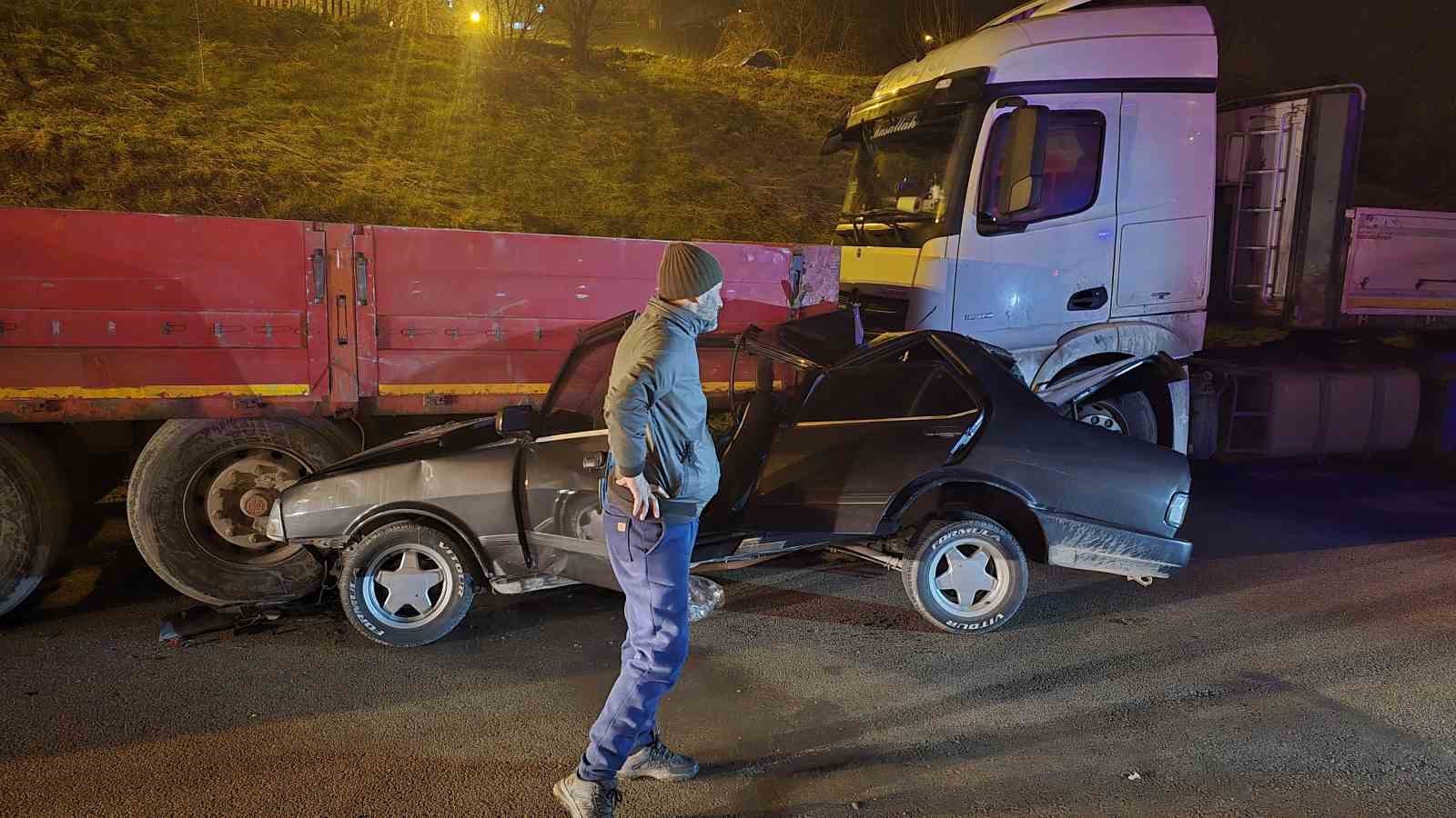 Tofaş Tır’a ok gibi saplandı: 1’i ağır 2 yaralı
