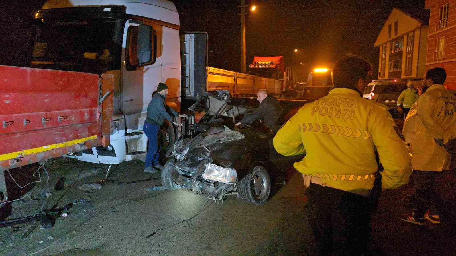 Tofaş Tır’a ok gibi saplandı: 1’i ağır 2 yaralı
