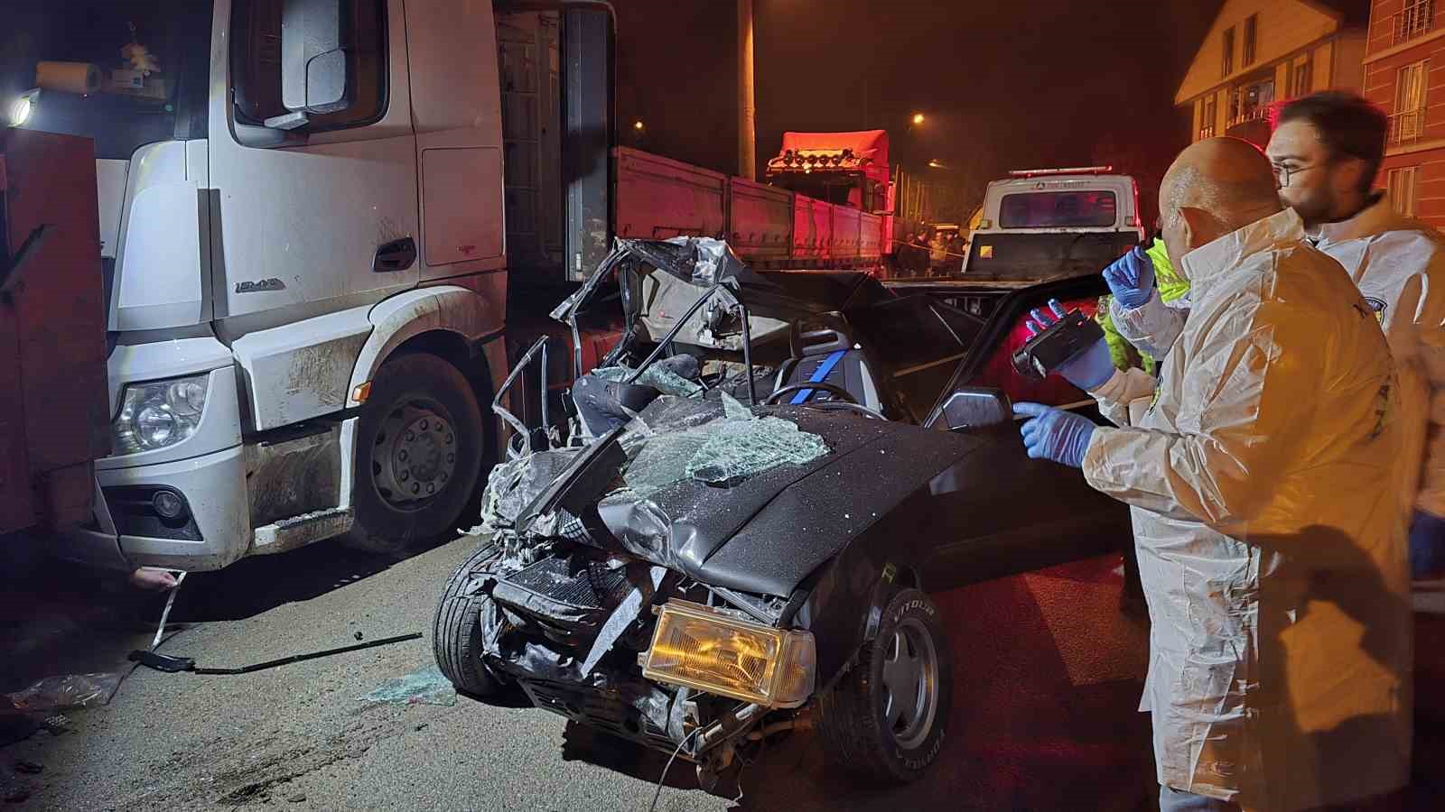 Tofaş Tır’a ok gibi saplandı: 1’i ağır 2 yaralı
