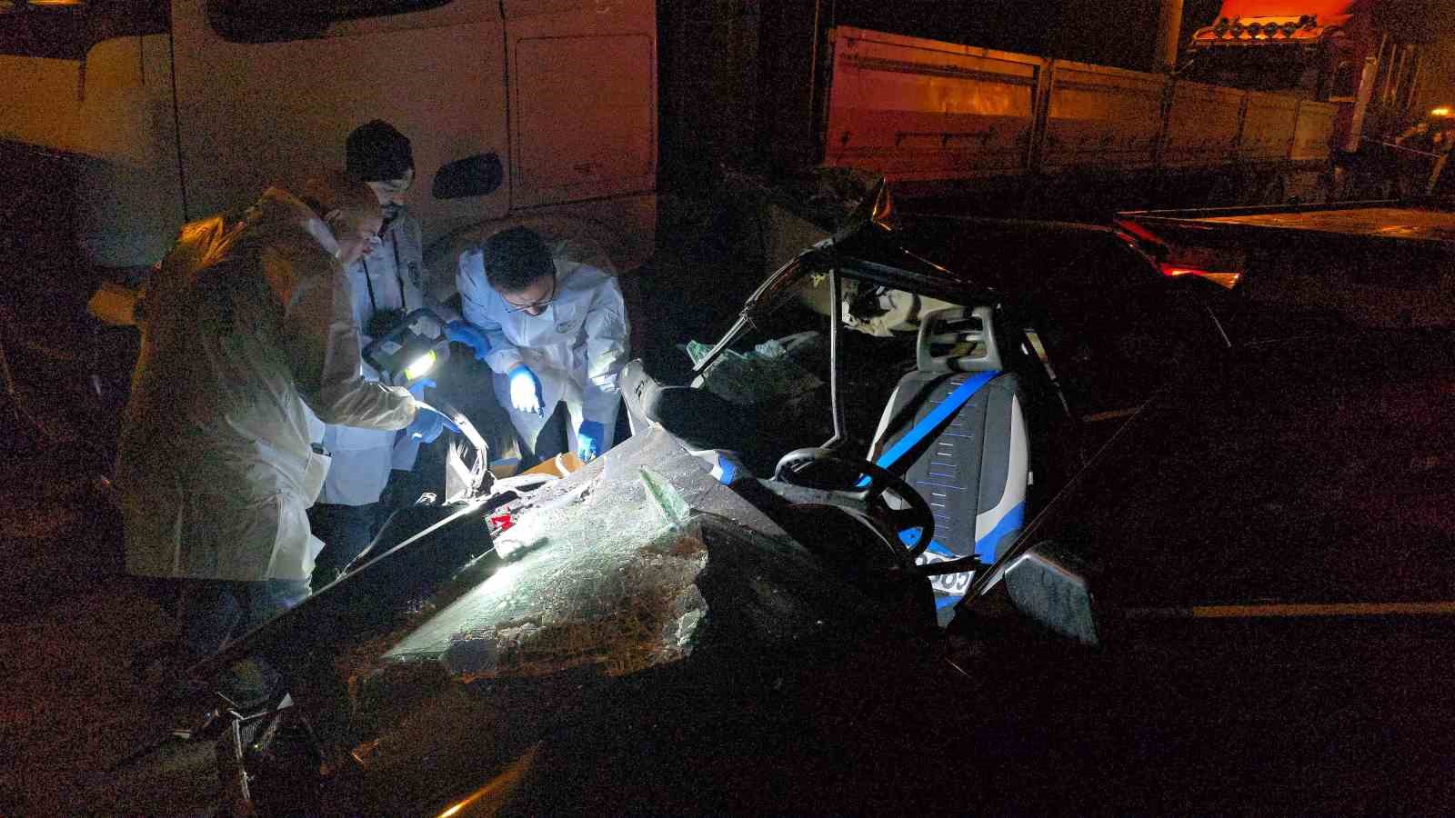 Tofaş Tır’a ok gibi saplandı: 1’i ağır 2 yaralı
