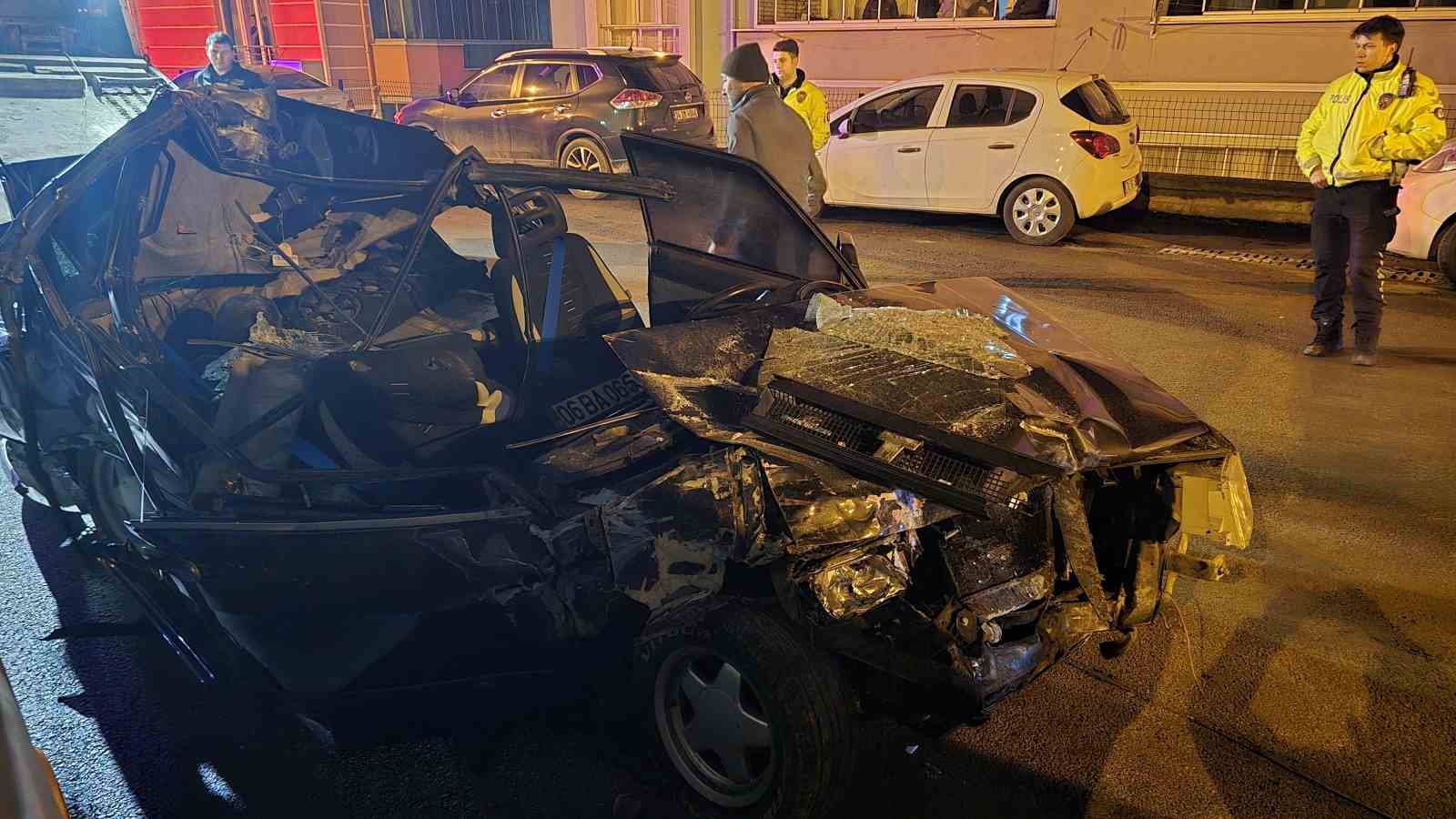 Tofaş Tır’a ok gibi saplandı: 1’i ağır 2 yaralı
