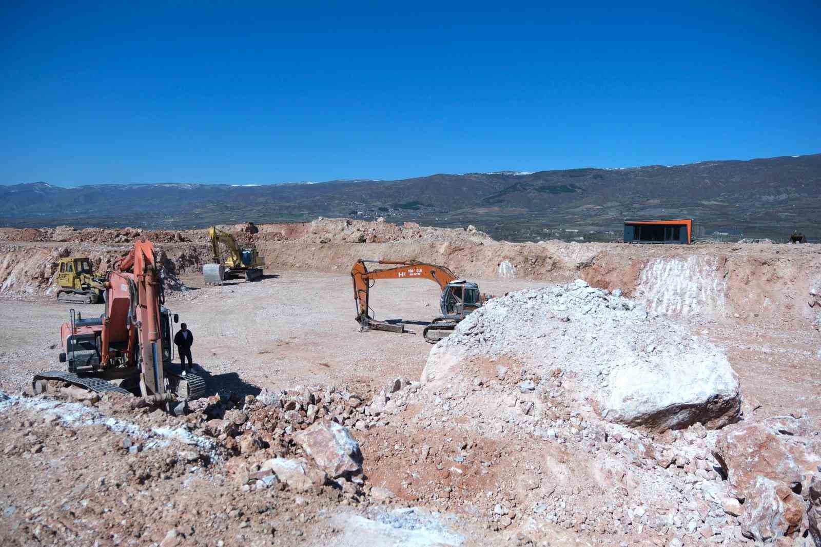 TOGÜ’de 11 bin metrekarelik diş hekimliği fakültesi inşaatı devam ediyor
TOGÜ’de 11 bin metrekarelik diş hekimliği fakültesi inşaatı devam ediyor