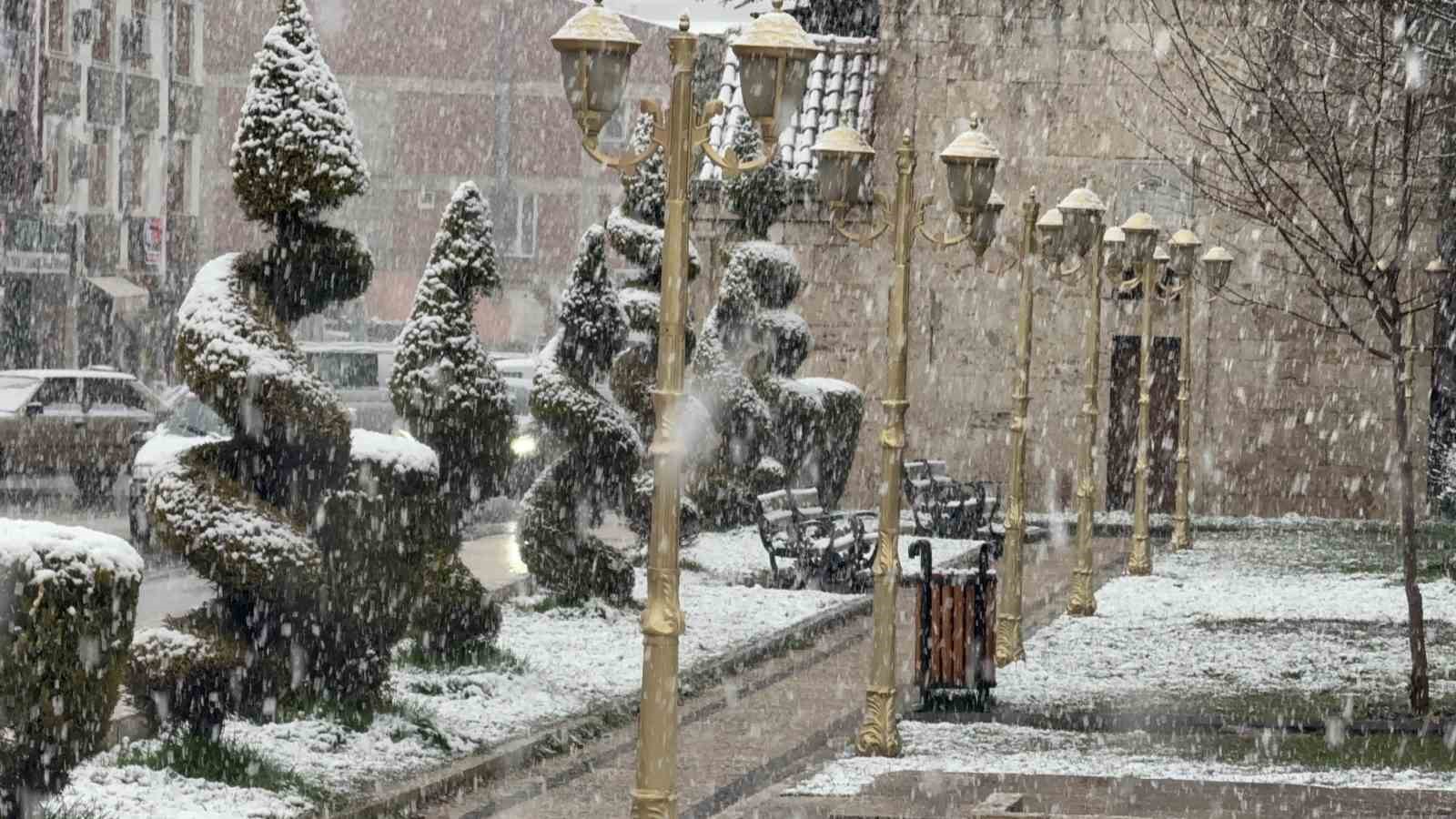 Tokat güne kar yağışıyla uyandı
