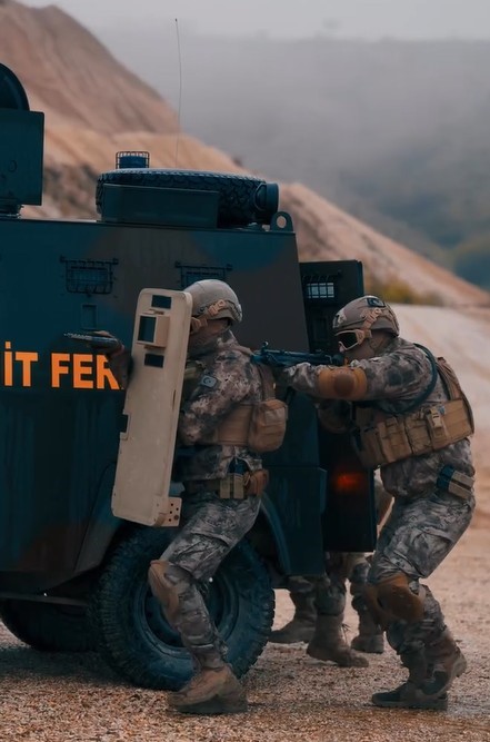 Tokat özel harekât polislerinden nefes kesen tatbikat
