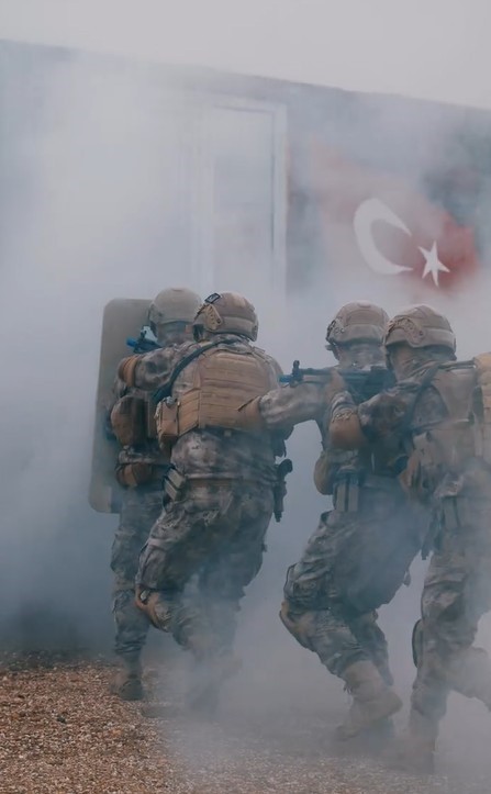 Tokat özel harekât polislerinden nefes kesen tatbikat
