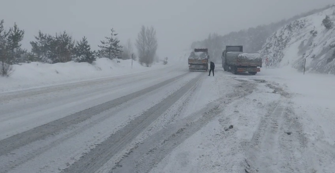 Tokat-Sivas yolunda kar engeli
