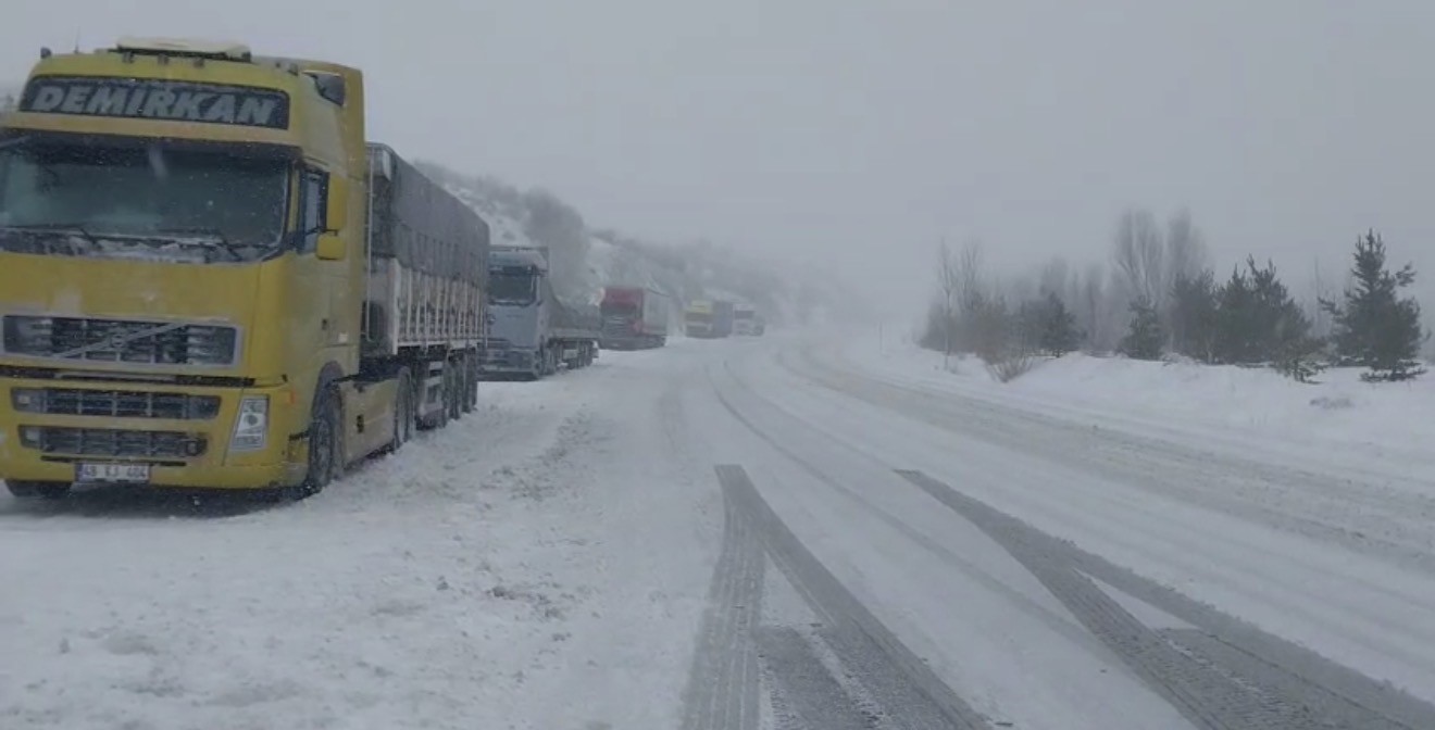Tokat-Sivas yolunda kar engeli
