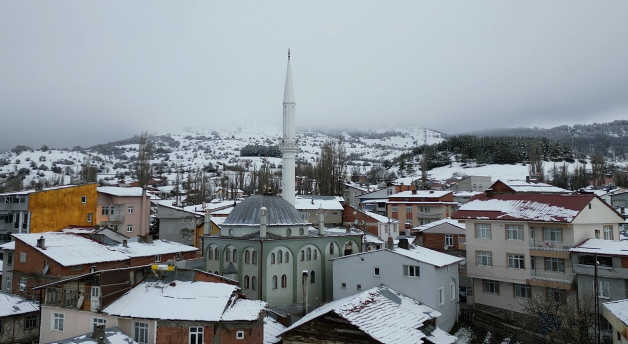 Tokat’ın Başçiftlik ilçesine 25 yıl sonra dönen leylekler, nisan ayında kar altında kaldı
