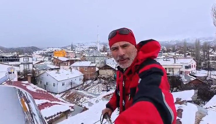 Tokat’ın Başçiftlik ilçesine 25 yıl sonra dönen leylekler, nisan ayında kar altında kaldı
