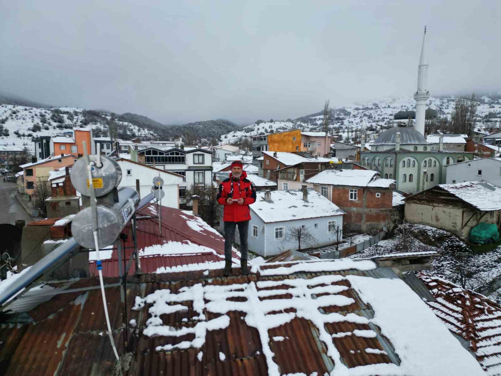 Tokat’ın Başçiftlik ilçesine 25 yıl sonra dönen leylekler, nisan ayında kar altında kaldı
