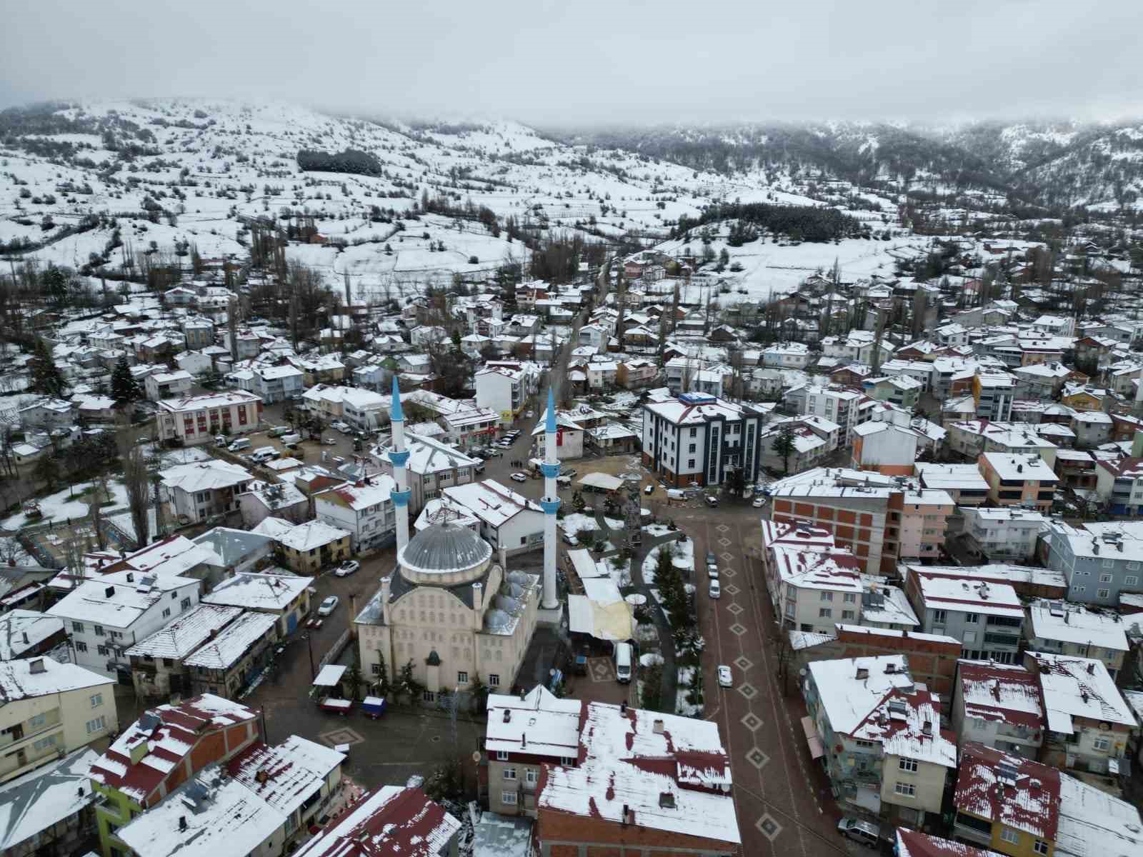 Tokat’ın Başçiftlik ilçesine 25 yıl sonra dönen leylekler, nisan ayında kar altında kaldı
